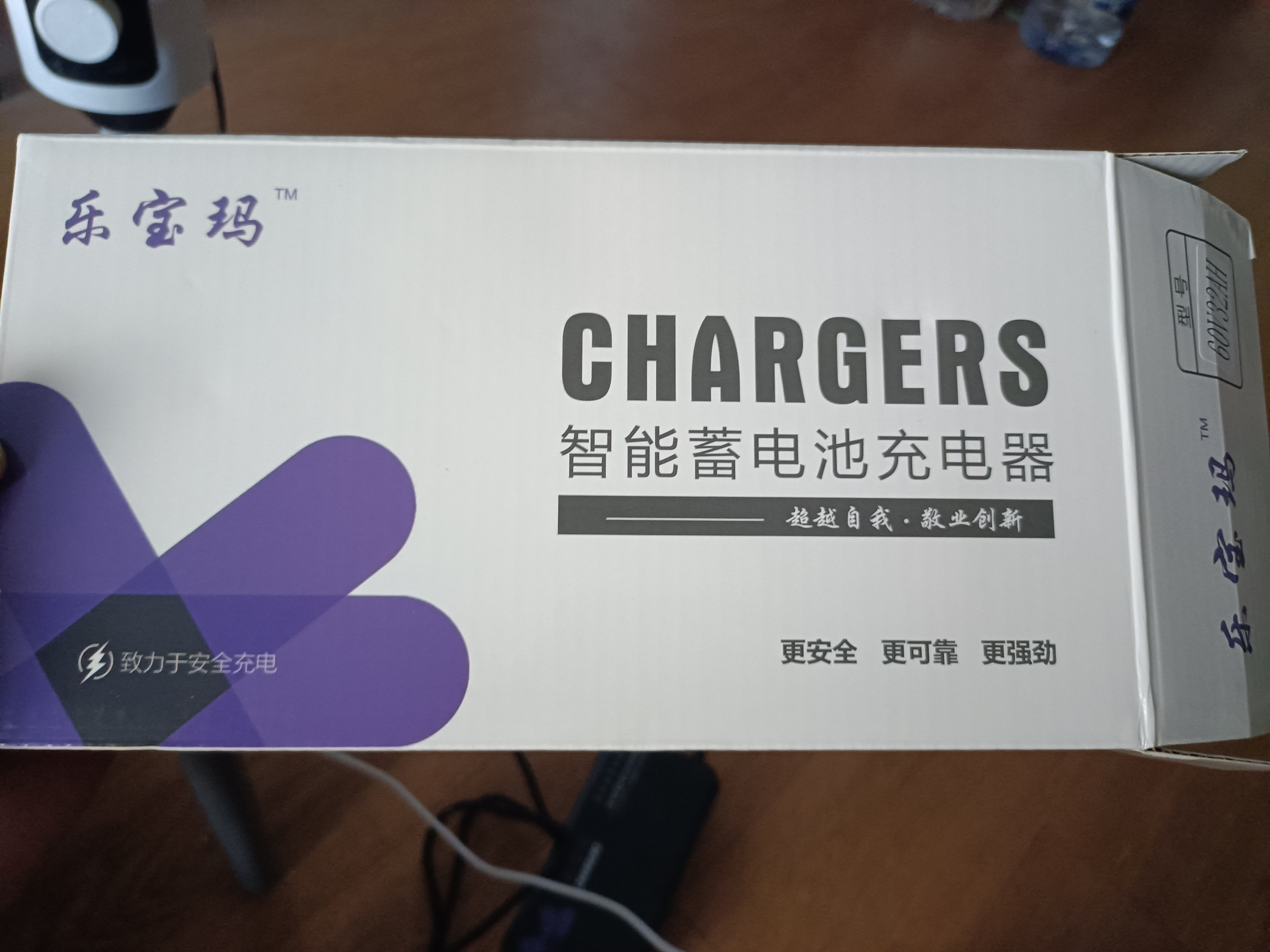 【京东物流】电动车铅酸电池充电器72V60V48V脉冲修复充满自停T型品字头电动车配件电瓶充电器 60V30-35Ah[充满自停] 充电闪烁，充满停止闪烁 实拍图