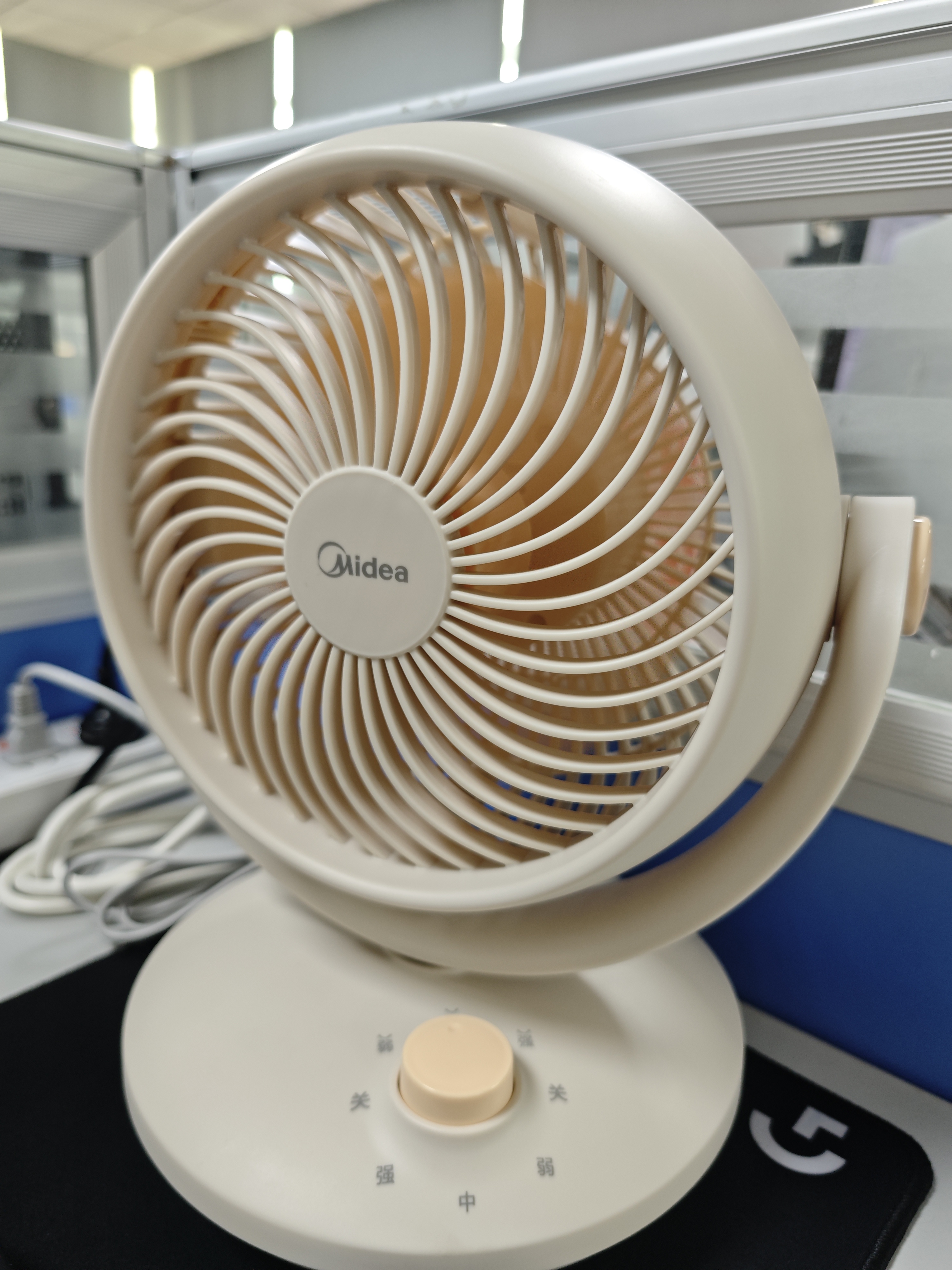 美的（Midea）【小型风扇】轻音台式桌面空气循环扇家用柔风电风扇宿舍办公迷你台扇落地扇空调伴侣 GAF18AD 实拍图