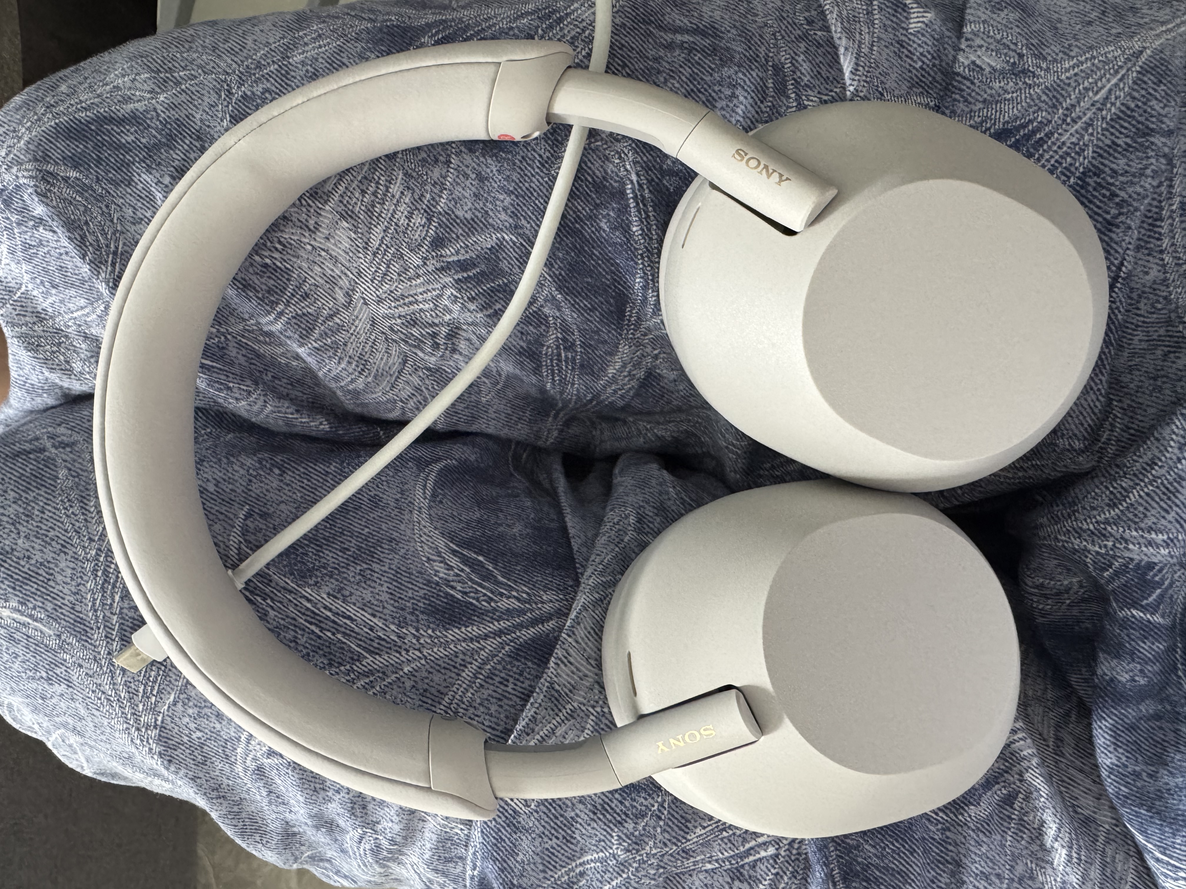 索尼（SONY） WH-1000XM5 头戴式无线降噪蓝牙耳机AI智能降噪 高解析度1000XM4升级款 游戏学习笔记本电脑通用 铂金银 实拍图