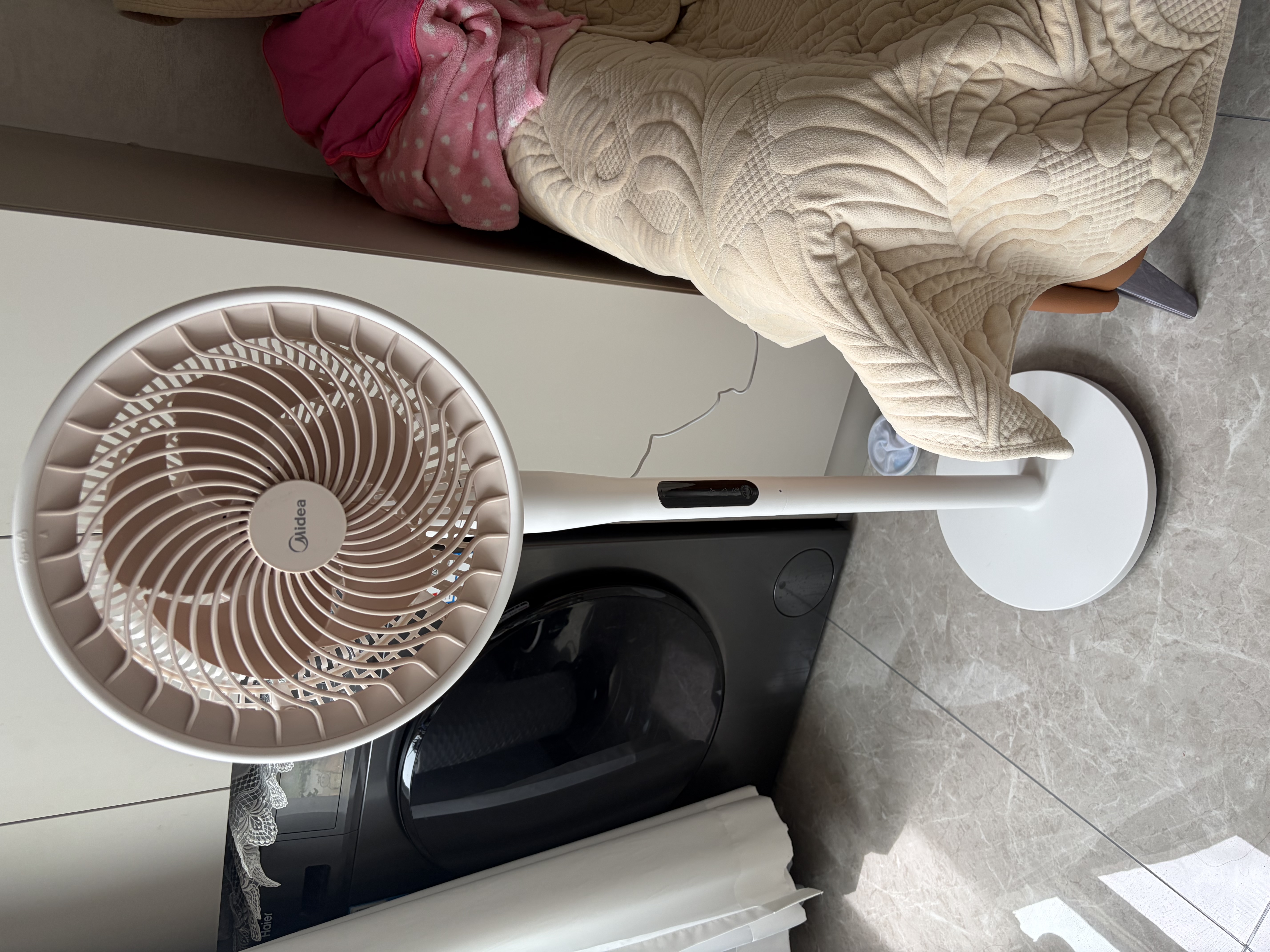 美的（Midea）【变频轻音】空气循环扇家用语音遥控电风扇 一级能效静音落地扇 卧室桌面大风力小风扇 GDJ24SHG 实拍图