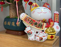 吉猫堂招财猫摆件开业大号自动摇手店铺前台家居客厅装饰发财猫送礼礼品 销量明星【八方来财】28*20*24 【礼盒+坐垫+围脖】电池插电两用 实拍图