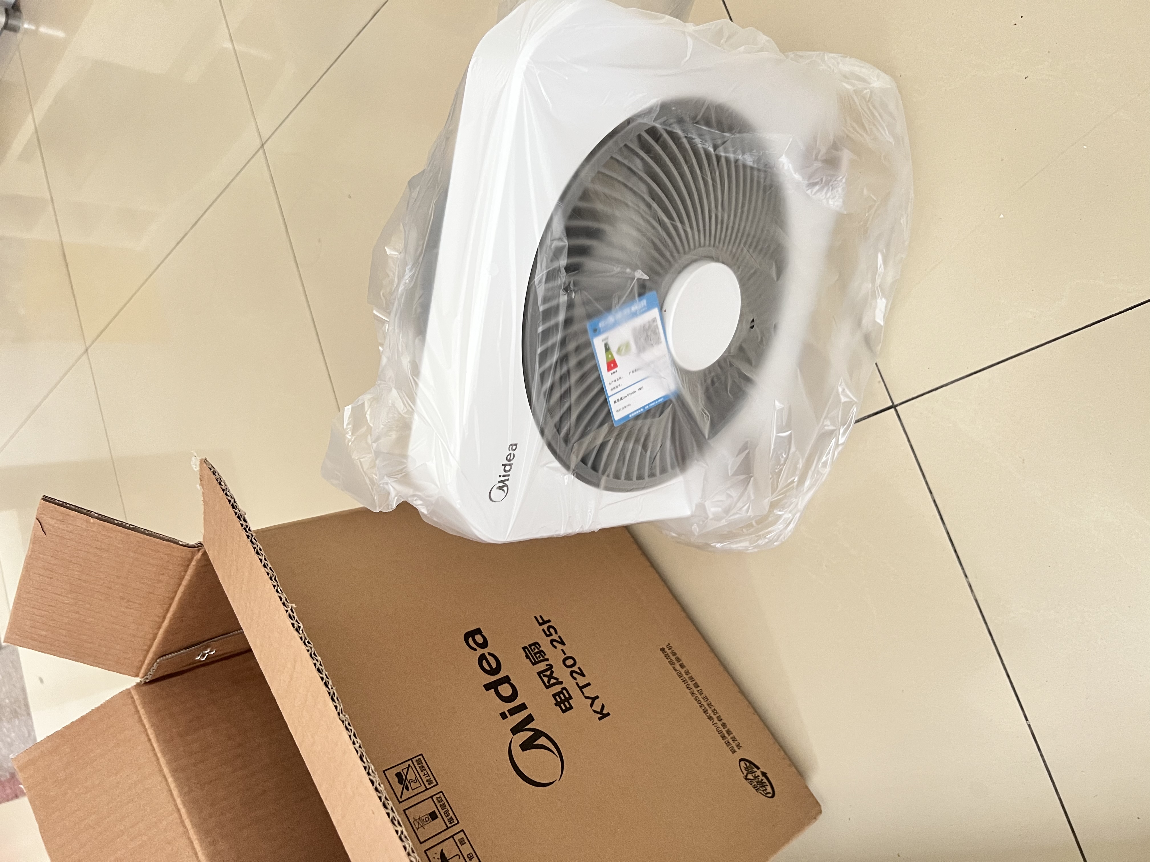 美的（Midea） 电风扇 家用台式小风扇空气循环扇转页扇办公室桌面鸿运扇五叶轻音柔风卧室宿舍节能省电台扇 KYT20-25F【8寸推荐款】 桌面转页扇 实拍图