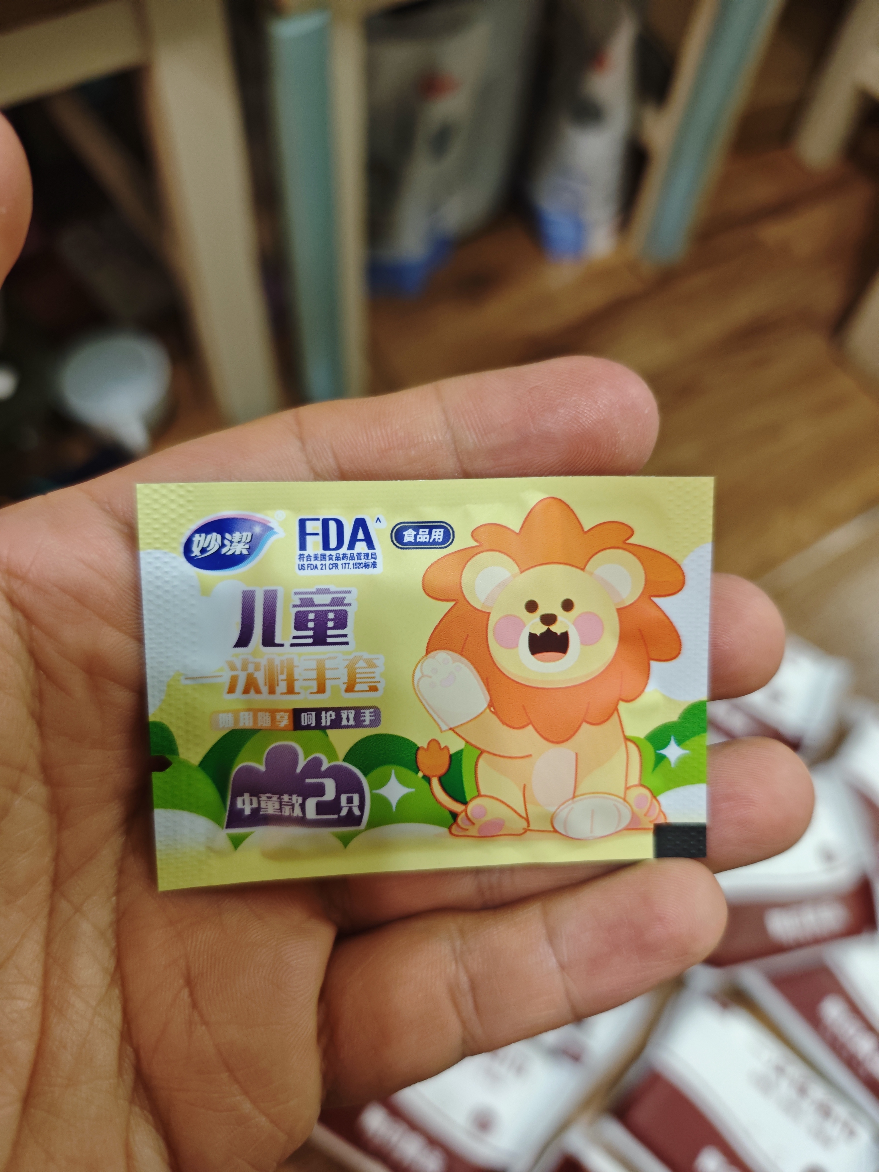 妙洁儿童一次性PE手套200只7-14岁食品级手工餐饮画画DIY户外独立包装 实拍图