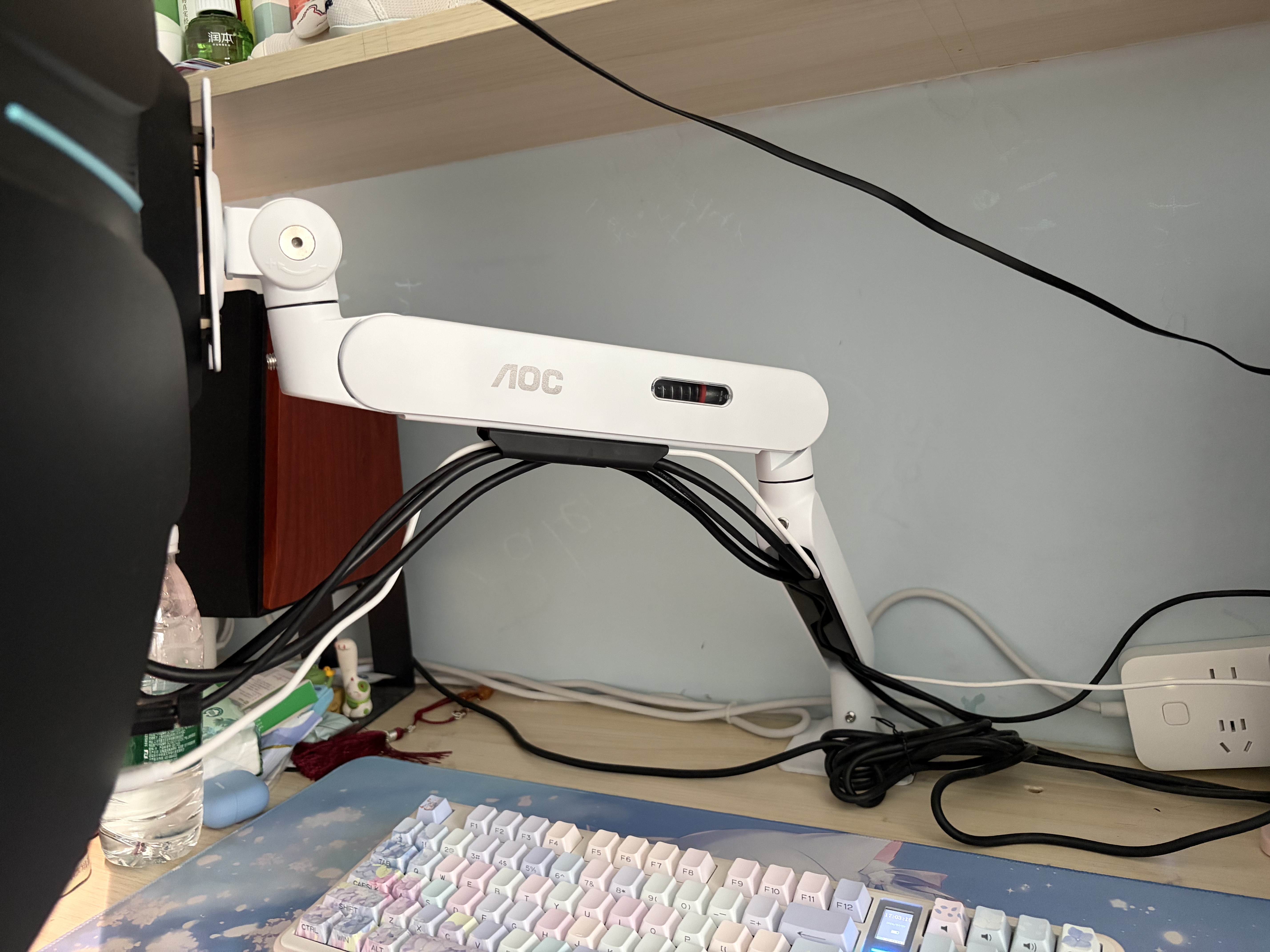 AOC显示器支架臂 电脑增高架 桌面旋转升降机械臂 电脑桌支架 机械弹簧显示屏支架 AM500W 实拍图