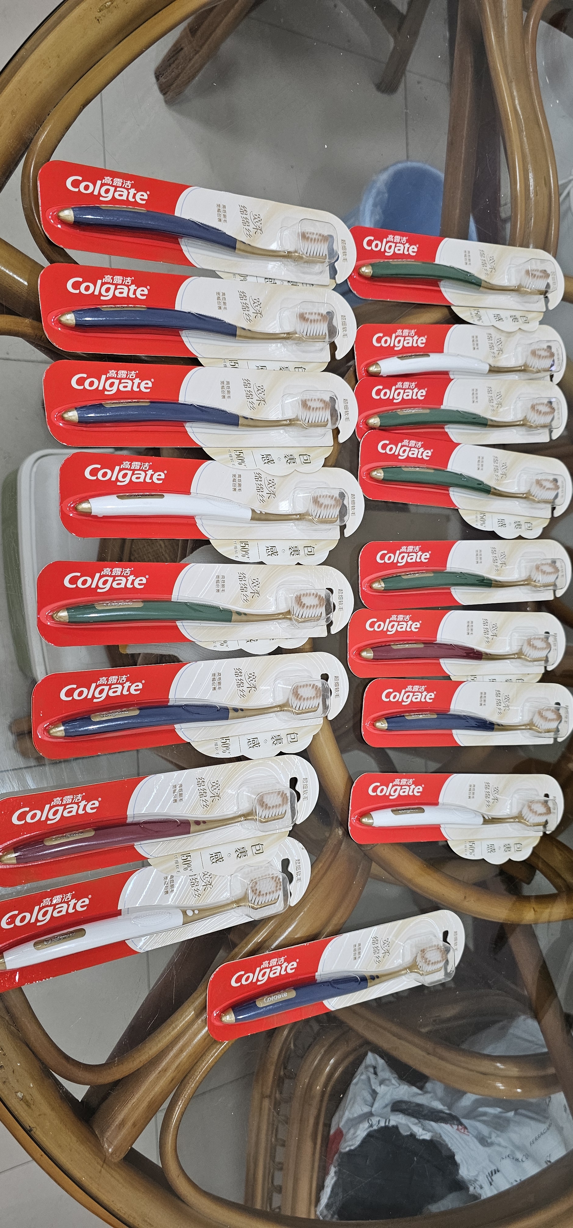 高露洁（Colgate）【会员店同款】48孔宽头护龈超细软毛牙刷*1支 成人牙刷深层清洁  实拍图