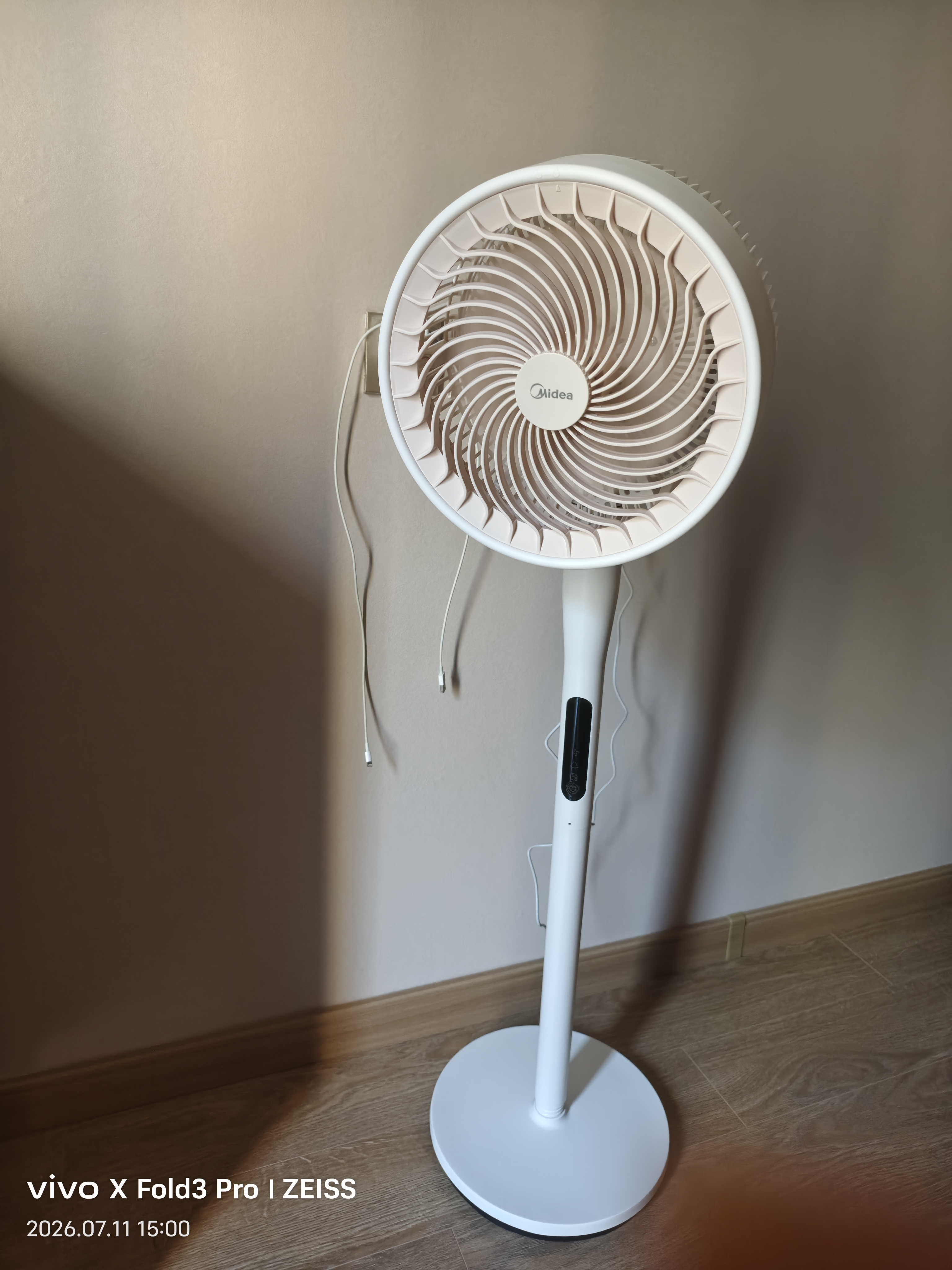 美的（Midea）【变频轻音】空气循环扇家用语音遥控电风扇 一级能效静音落地扇 卧室桌面大风力小风扇 GDJ24SHG 实拍图