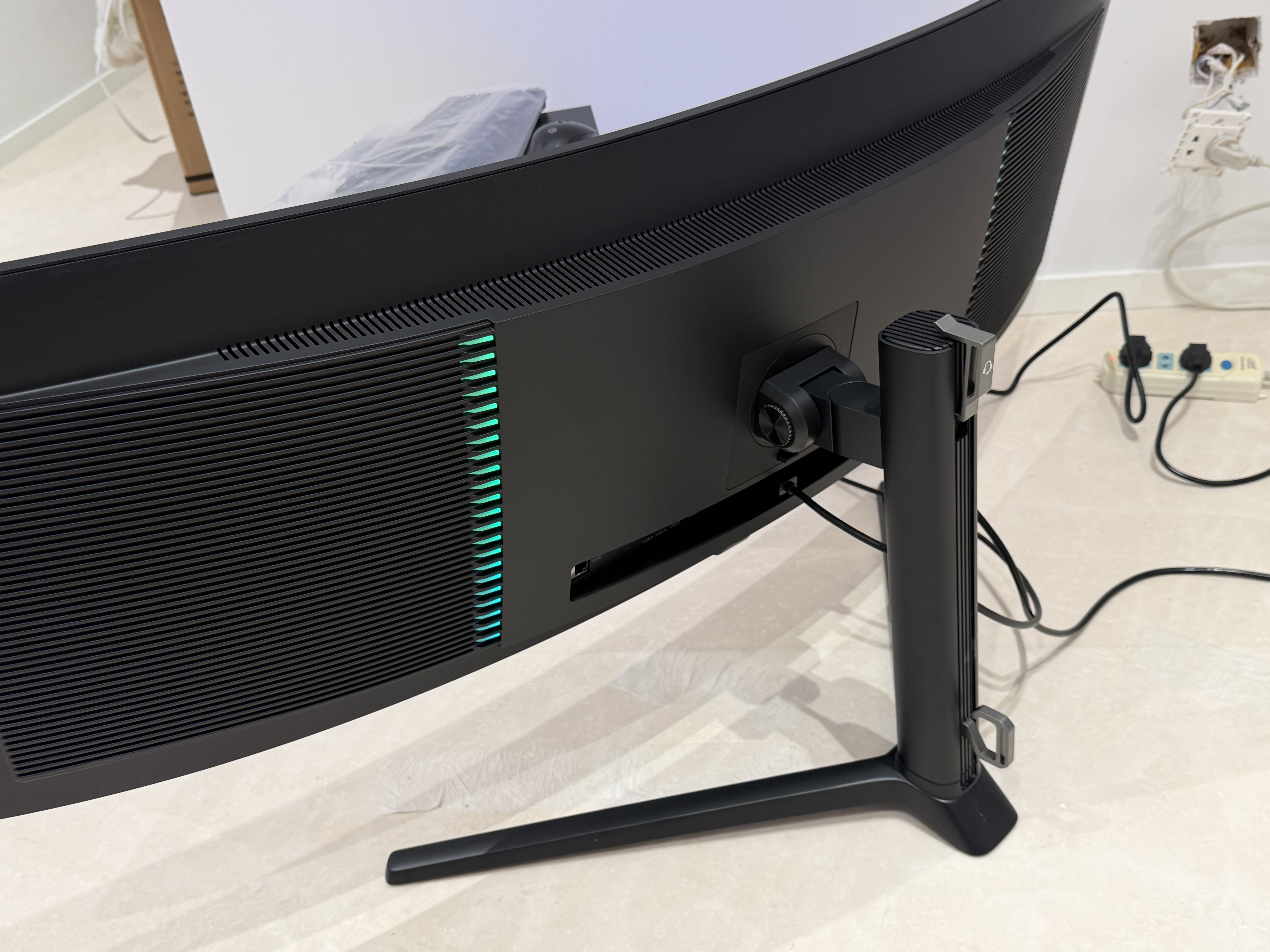 联合创新49英寸准5K带鱼屏OLED 5120*1440 144hz 32:9巨幕环绕mac mini电竞办公炒股防蓝光电脑显示器49Q1R 实拍图