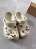 卡骆驰（CROCS）经典洞洞鞋轻便百搭女沙滩鞋包头拖鞋男鞋|10001 骨白色-2Y2(含智必星) 37 /38(230mm) 实拍图
