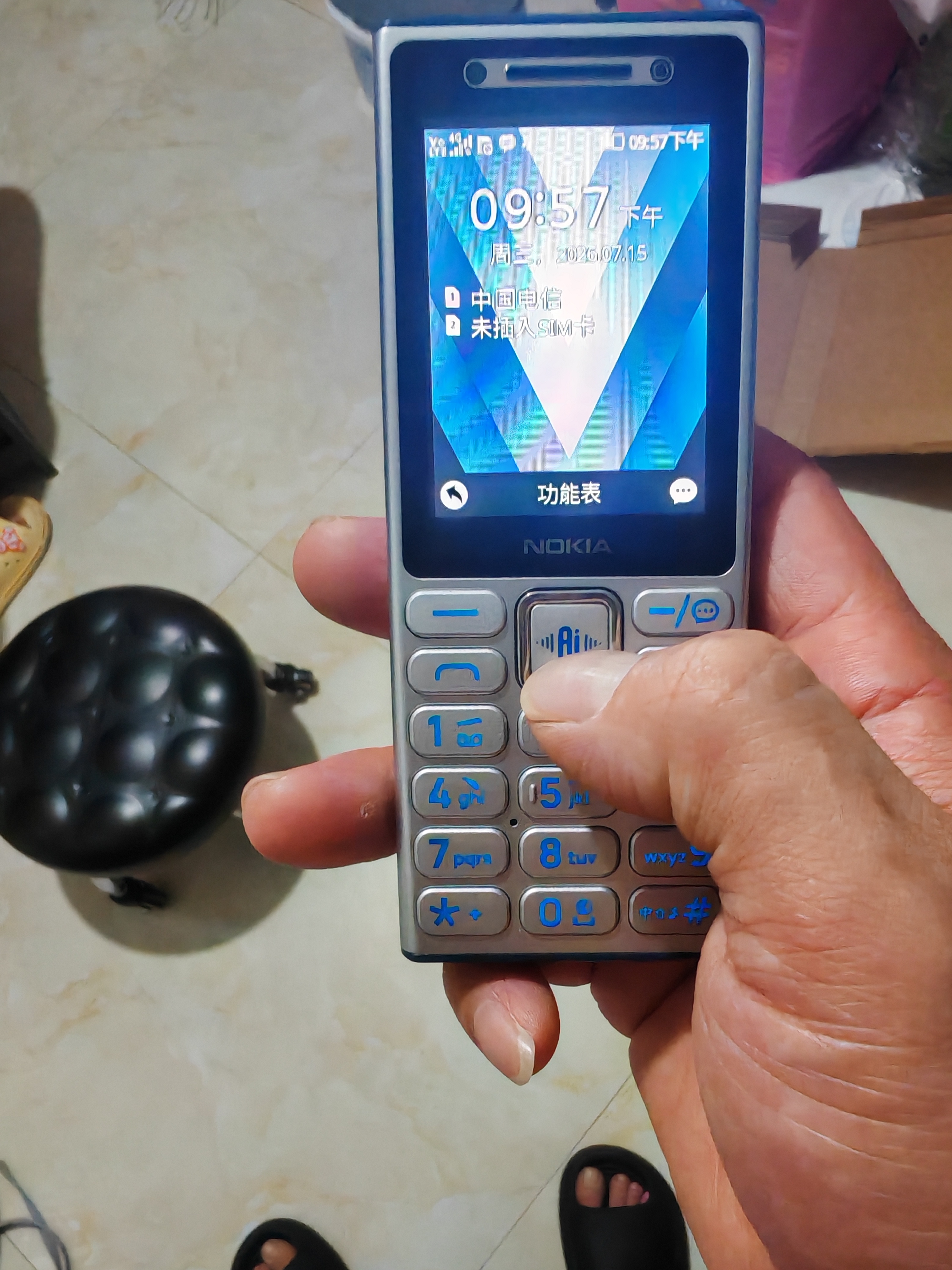 诺基亚（NOKIA）210 4G全网通 微聊语音视频 定位AI双卡双待 直板按键学生老人老年人功能机备用手机 银色 实拍图