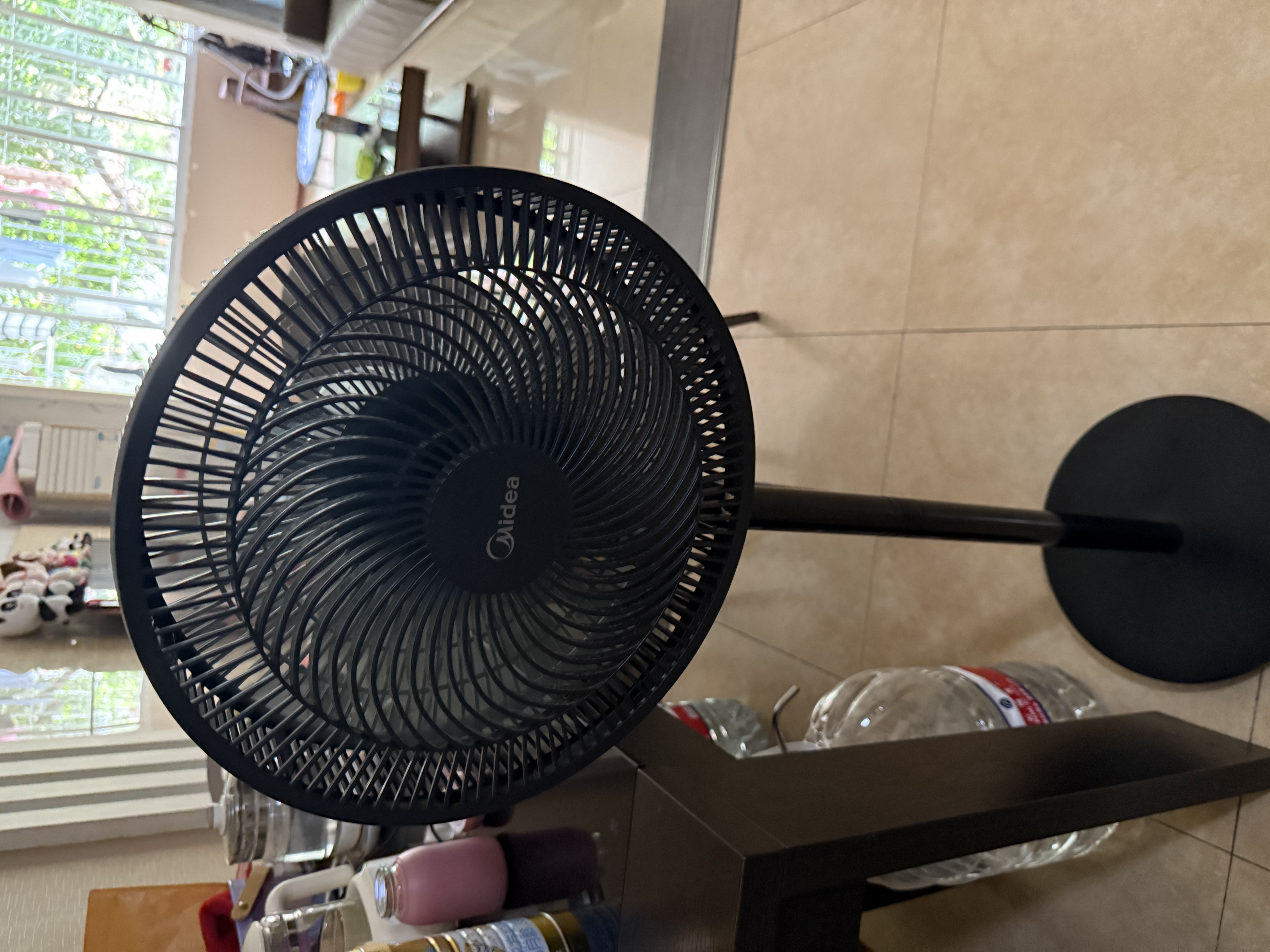美的（Midea）【超级单品】七叶轻音立式电风扇家用柔风落地扇台式桌面小型风扇大风量节能摇头宿舍电扇 SAF30AB 实拍图