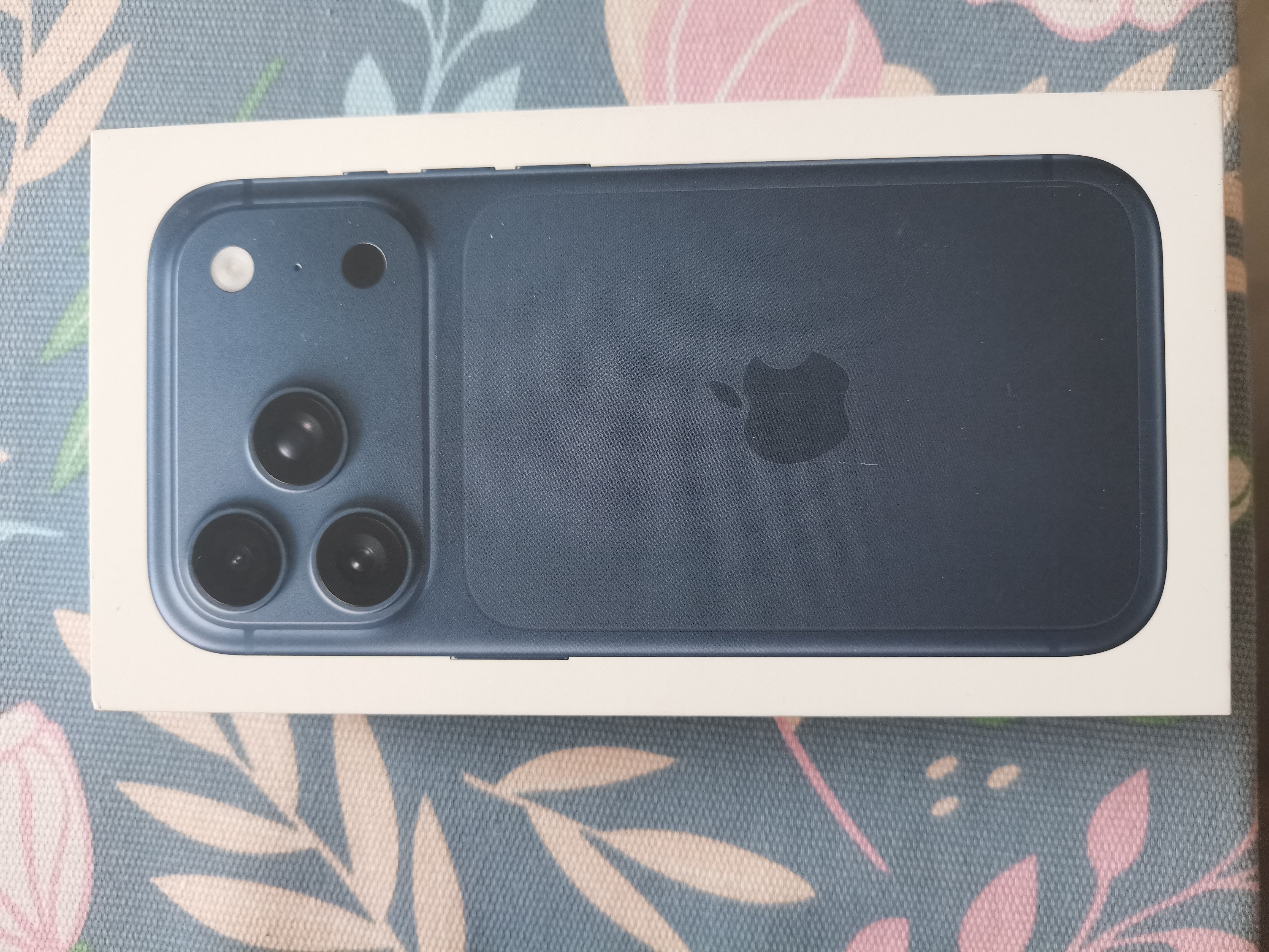 Apple/苹果 iPhone 17 Pro 256GB 深蓝色 支持移动联通电信5G 双卡双待手机 实拍图
