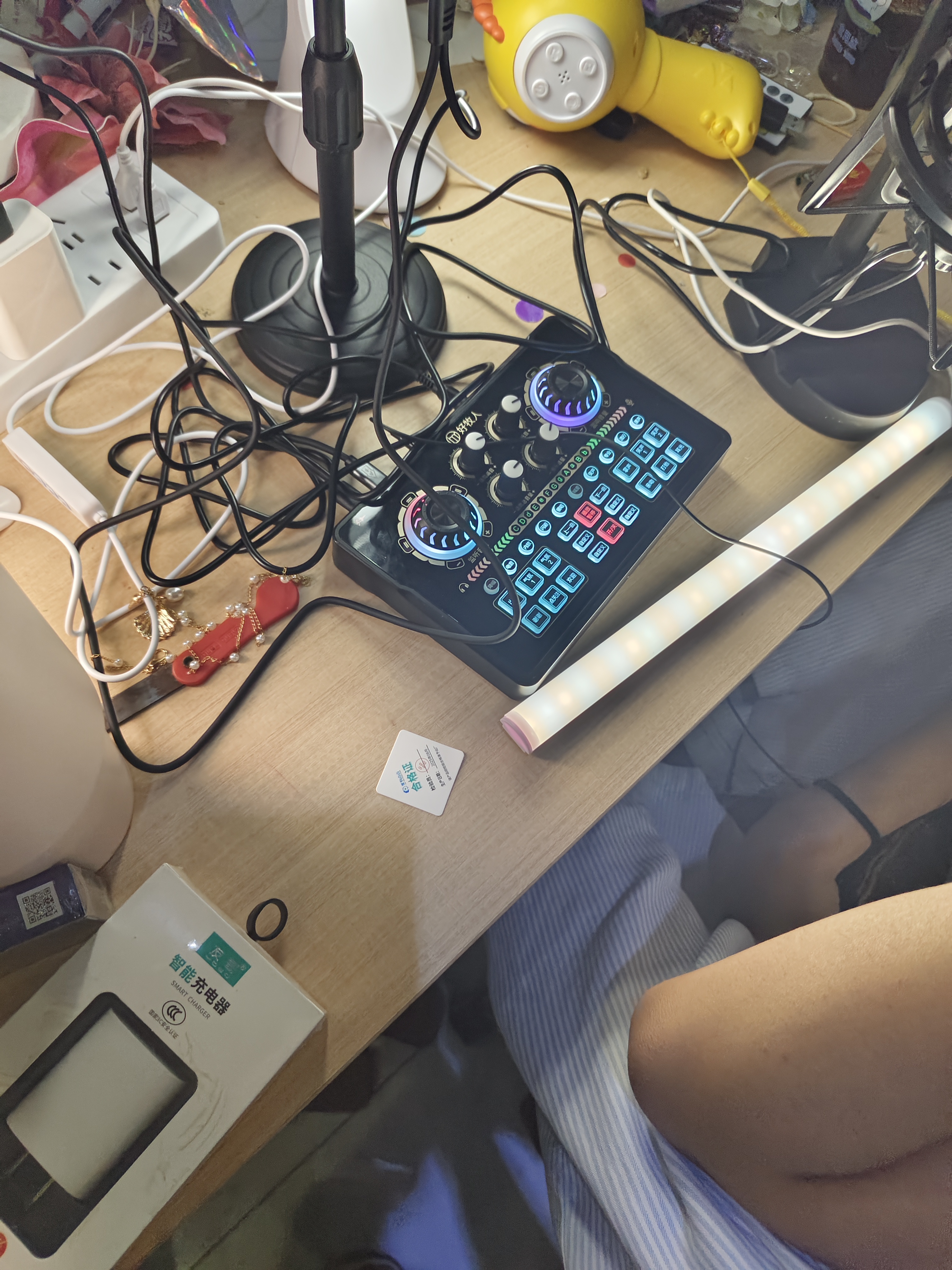 好牧人 声卡直播设备套装唱歌麦克风手机电脑录音抖音直播变声器外置户外全民K歌全套专用话筒电容麦 NX6直播套装+大振膜麦【手机支架不带灯】 实拍图