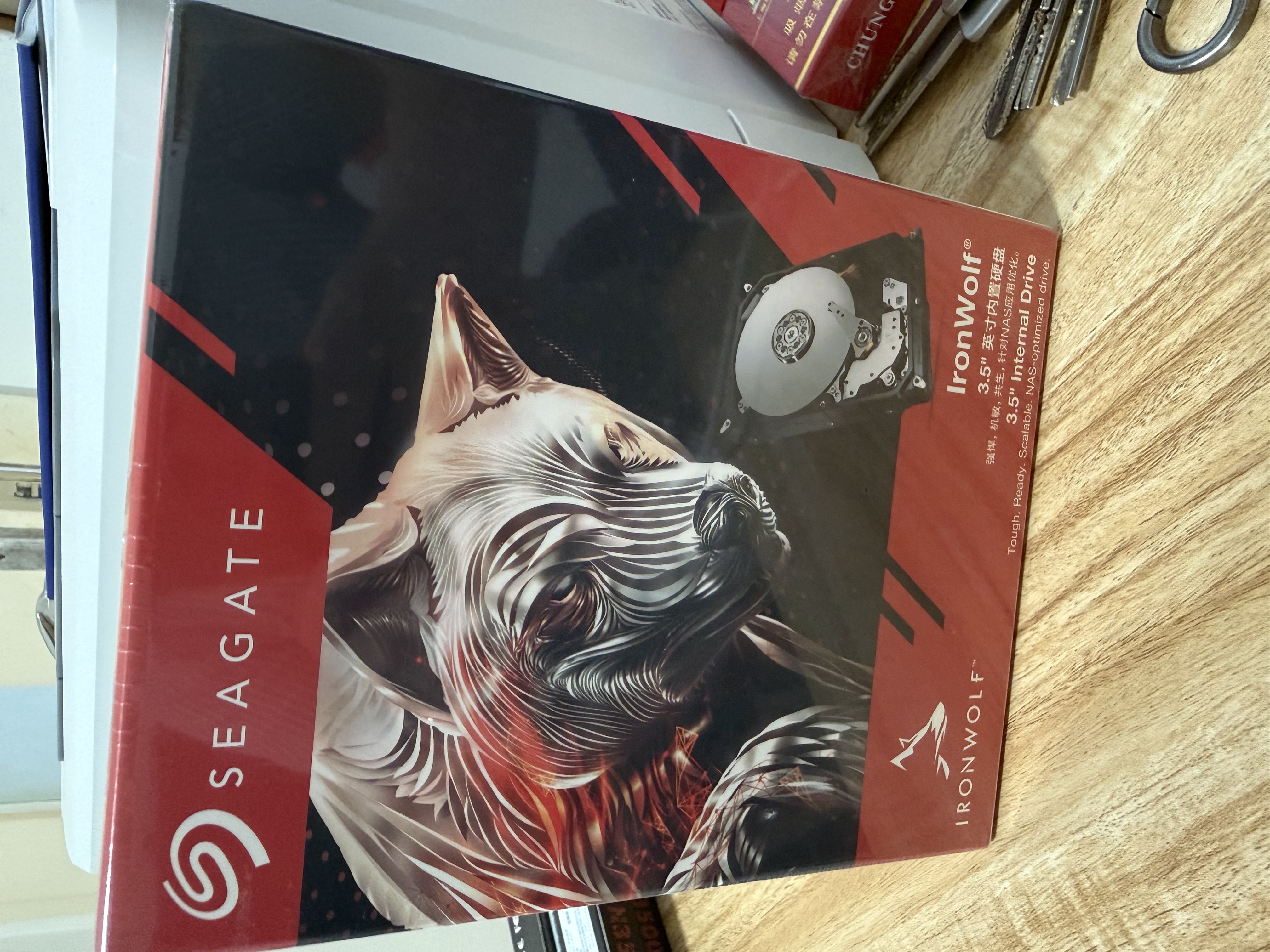 希捷（SEAGATE）NAS硬盘 8TB 256MB 机械硬盘 CMR垂直 静音低耗 数据恢复服务 3.5英寸 希捷酷狼 ST8000VN004 实拍图