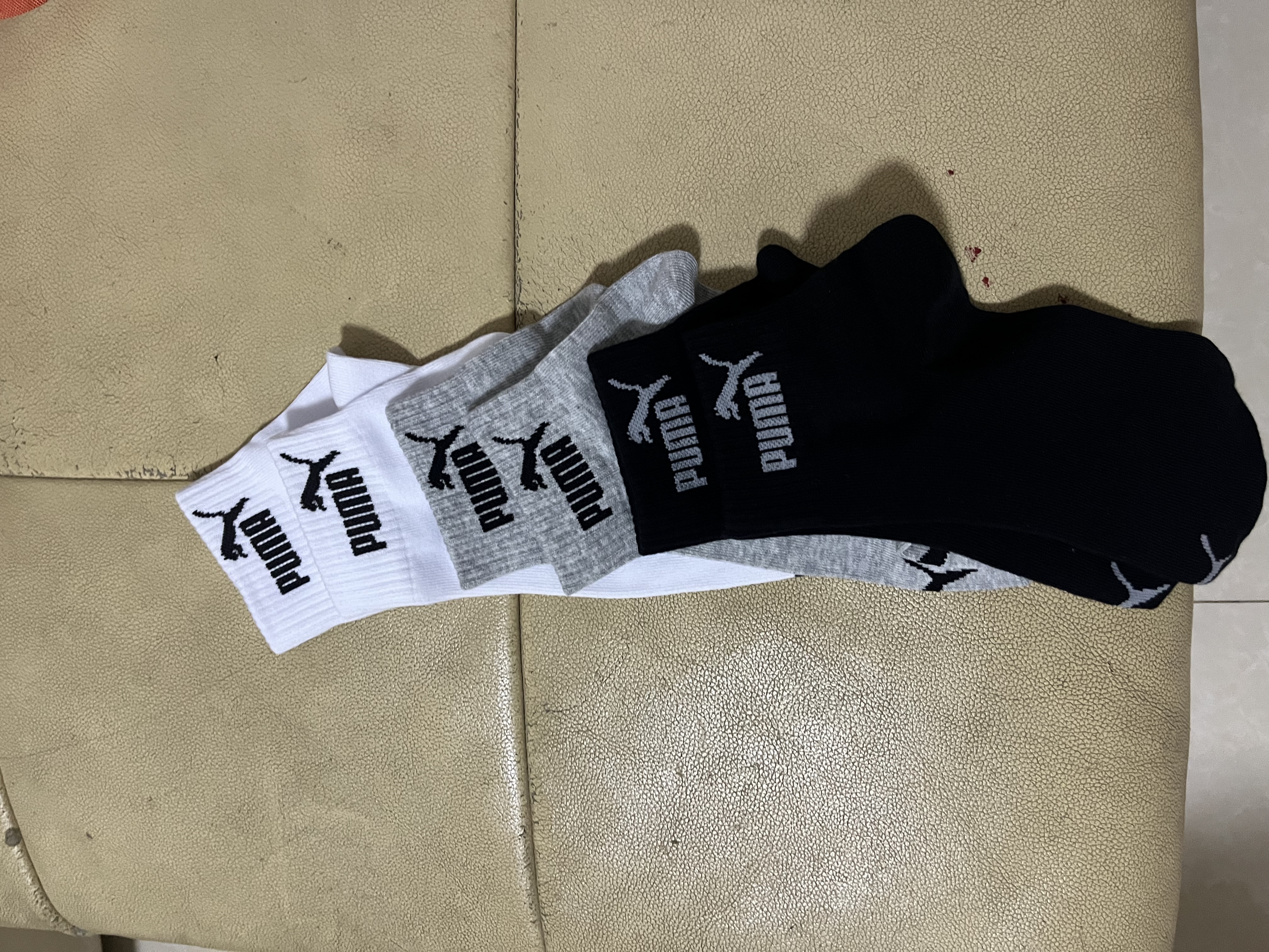 彪马（PUMA）男袜子男士运动休闲款透气中筒棉袜纯色袜男款吸汗秋冬百搭 黑色+浅灰+白色 均码 EU39-42（适合脚码40-44） 实拍图