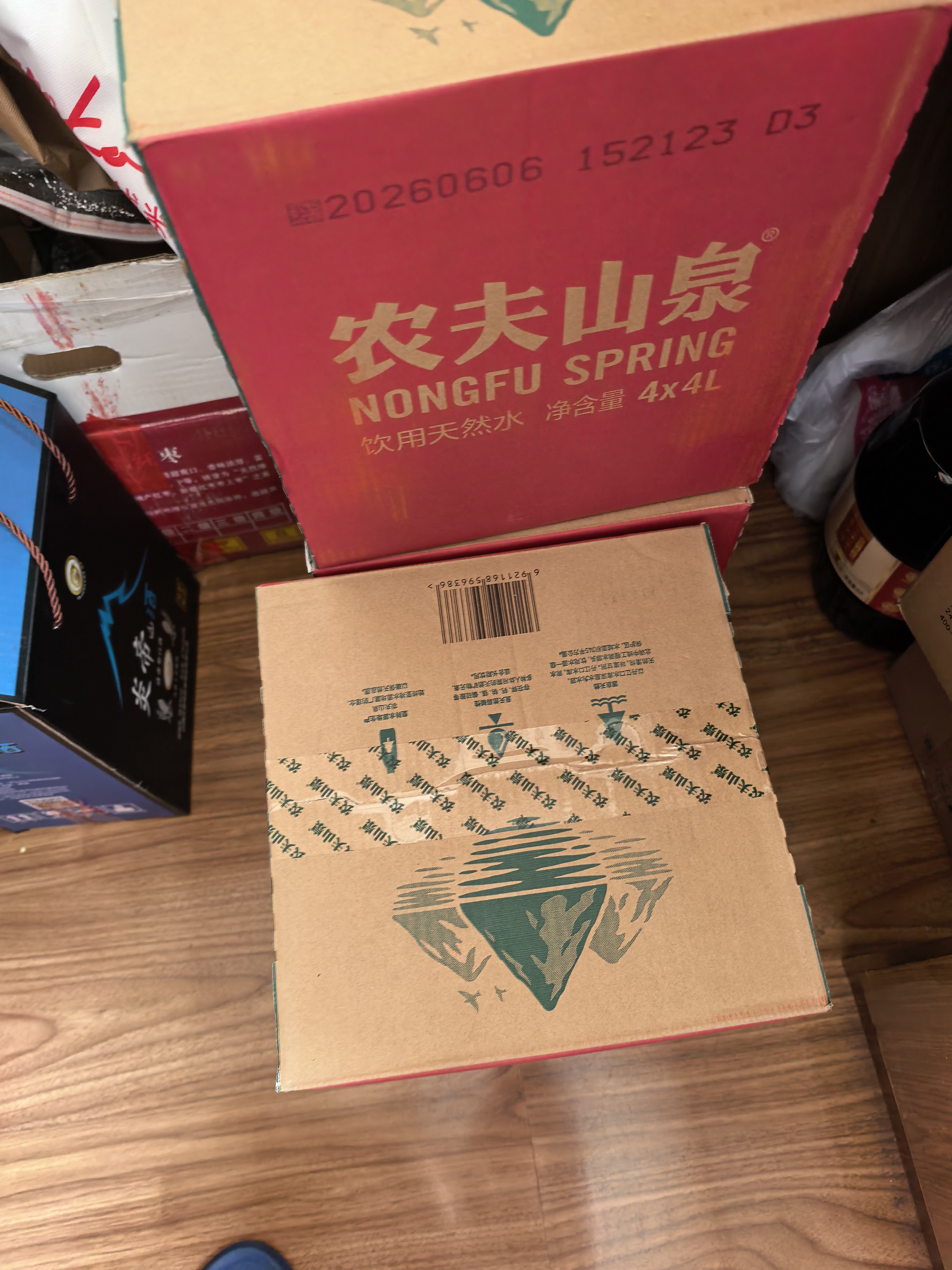 农夫山泉 饮用水 饮用天然水5L*4桶 整箱装 桶装水随机包装 实拍图
