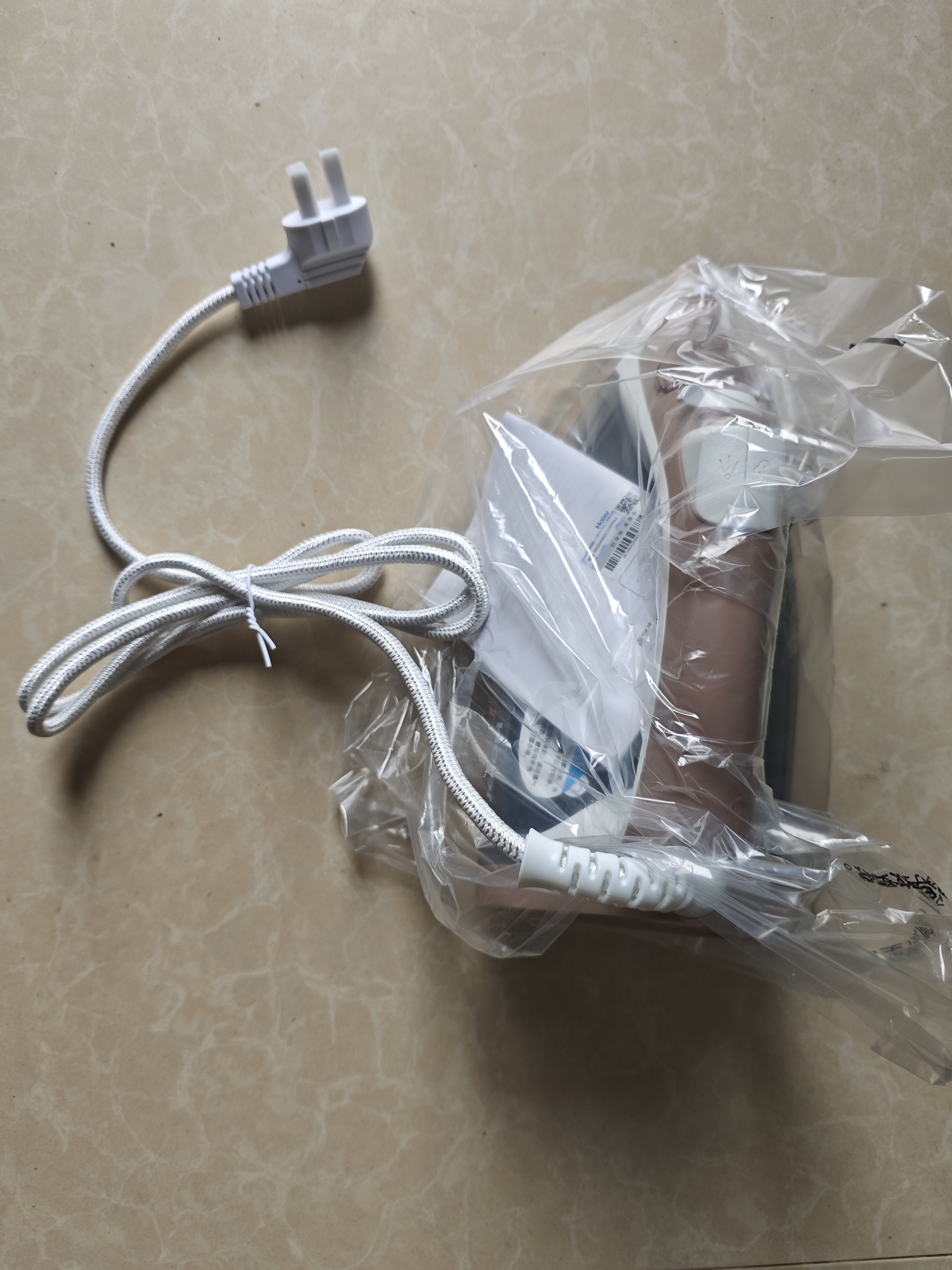 海尔（Haier）电熨斗42g爆炸蒸汽360ml水箱陶瓷涂层电烫斗衣物护理手持便捷迷你家用熨烫机HY-Y2028G专销 实拍图