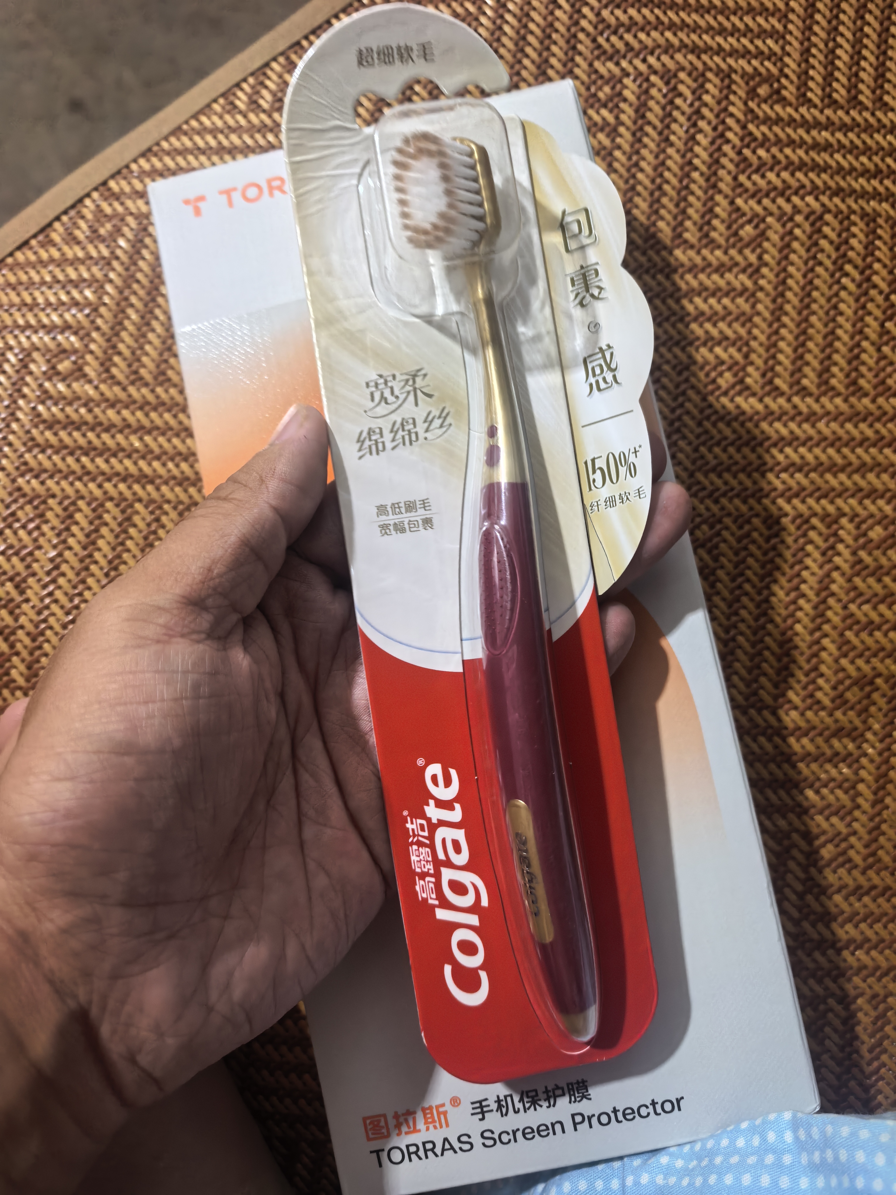 高露洁（Colgate）【会员店同款】48孔宽头护龈超细软毛牙刷*1支 成人牙刷深层清洁  实拍图