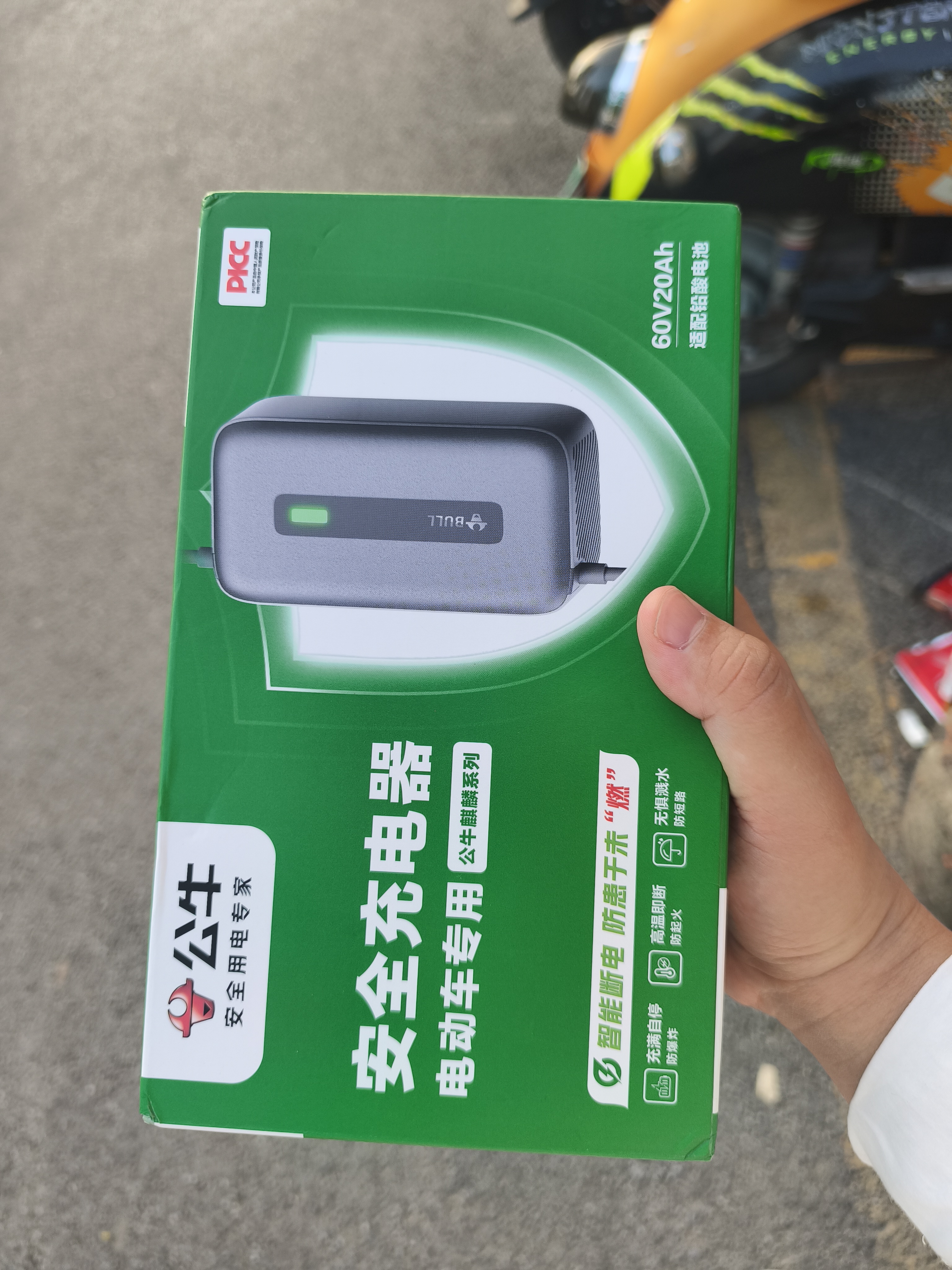 公牛（BULL）电动车电瓶车充电器铅酸爱玛雅迪台铃等 品字形通用接头60V3A适用于60V20Ah铅酸电池 实拍图