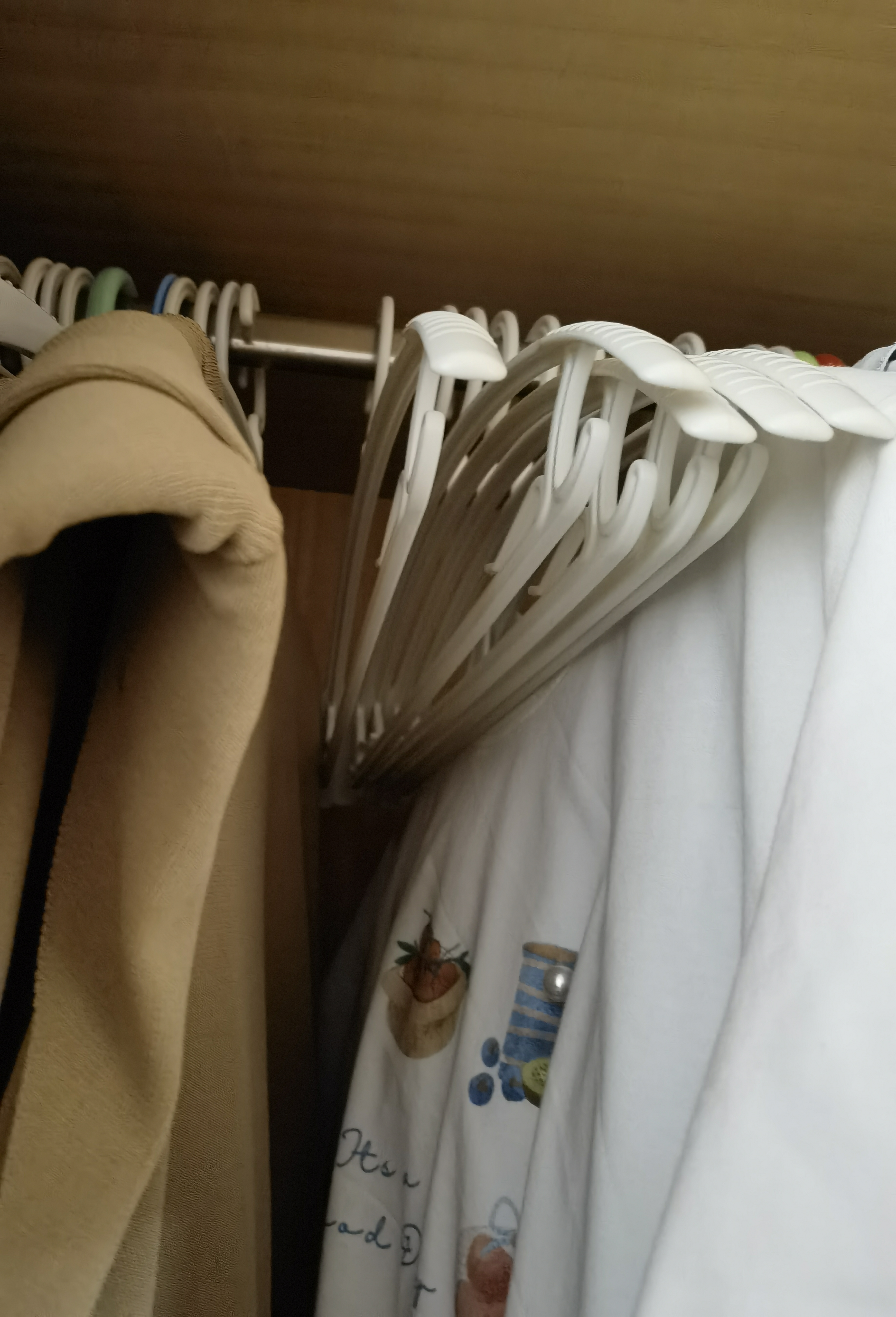 京东京造 无痕衣架 防滑晾衣架子塑料衣挂干湿两用衣撑家用晒衣服架20支 实拍图