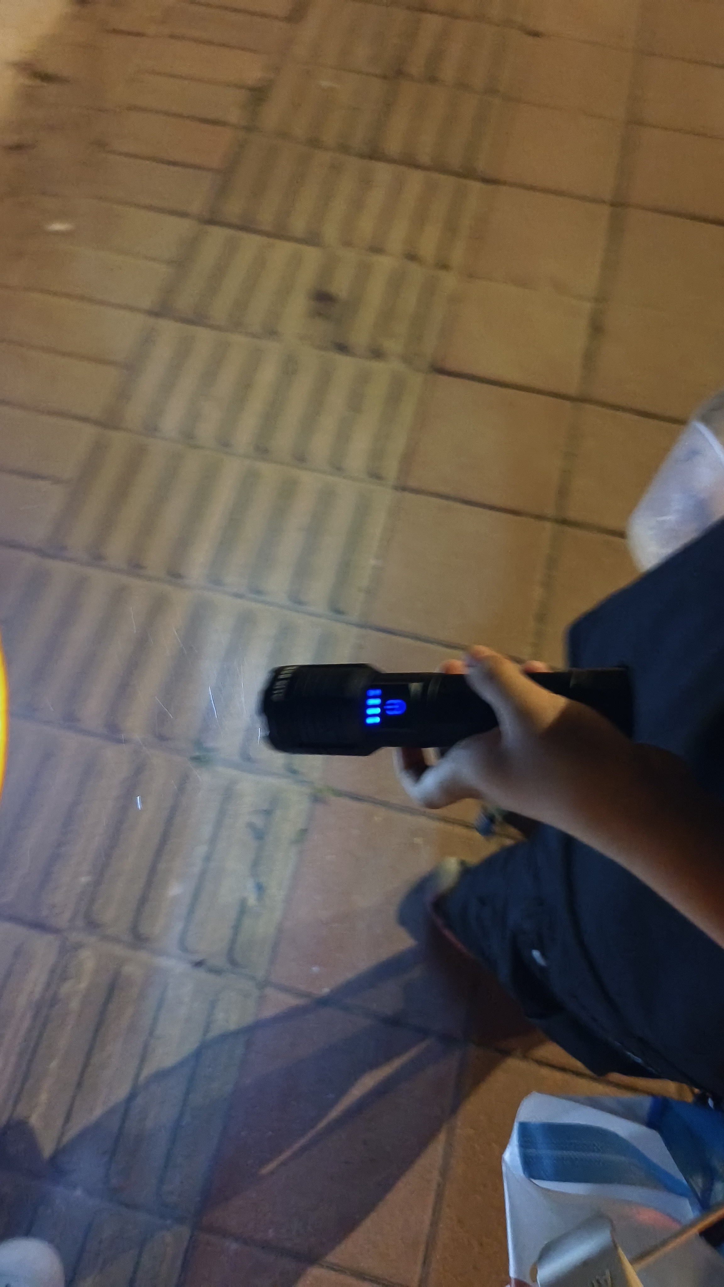 奥克斯强光手电筒超亮变焦远射长续航白激光便携军户外骑行家应急专用灯 实拍图