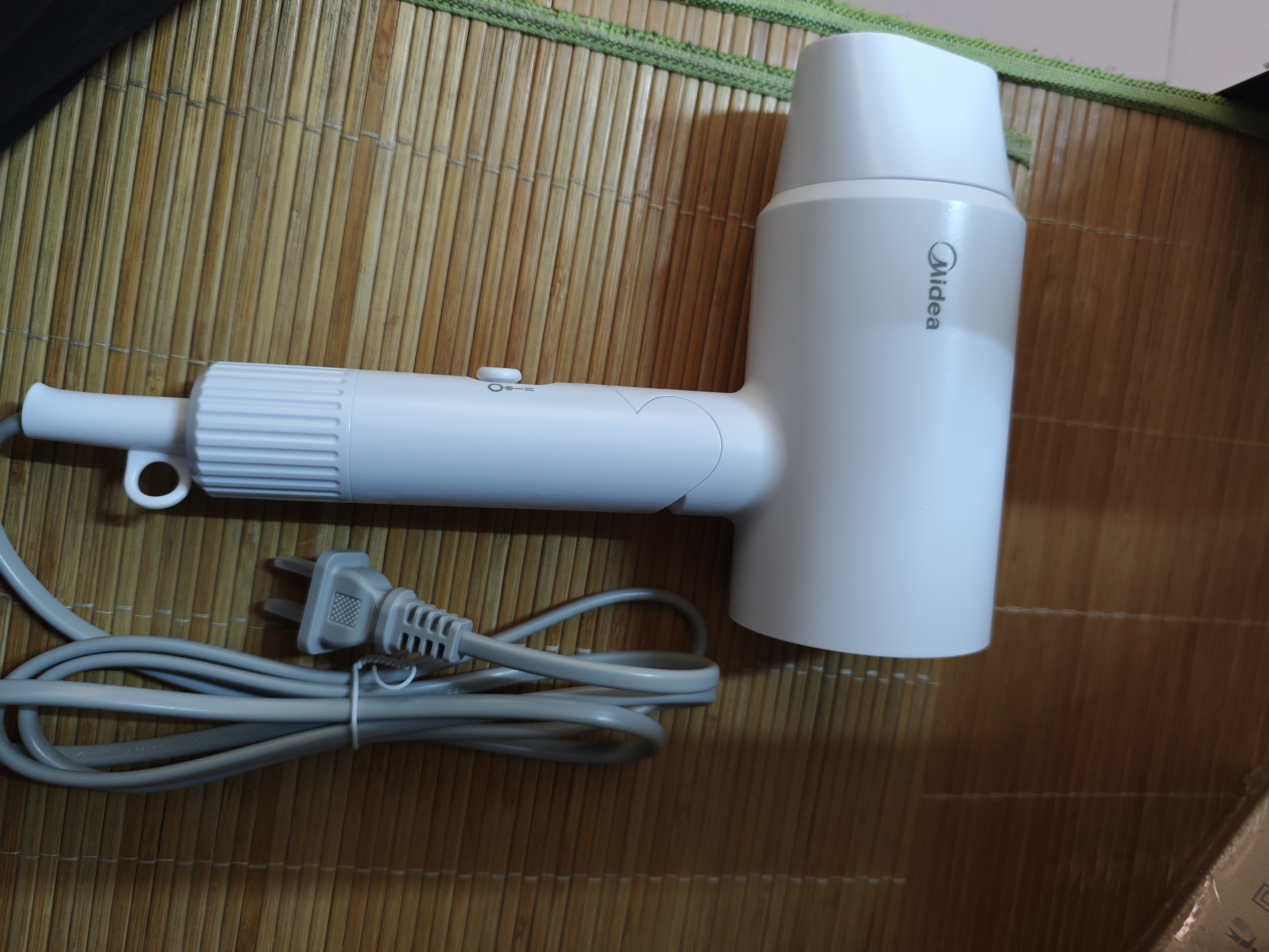 美的（Midea）八千万负离子护发电吹风 折叠便携吹风机 大功率快干家用吹风筒FZ101(LN)1800W 节日礼物 实拍图