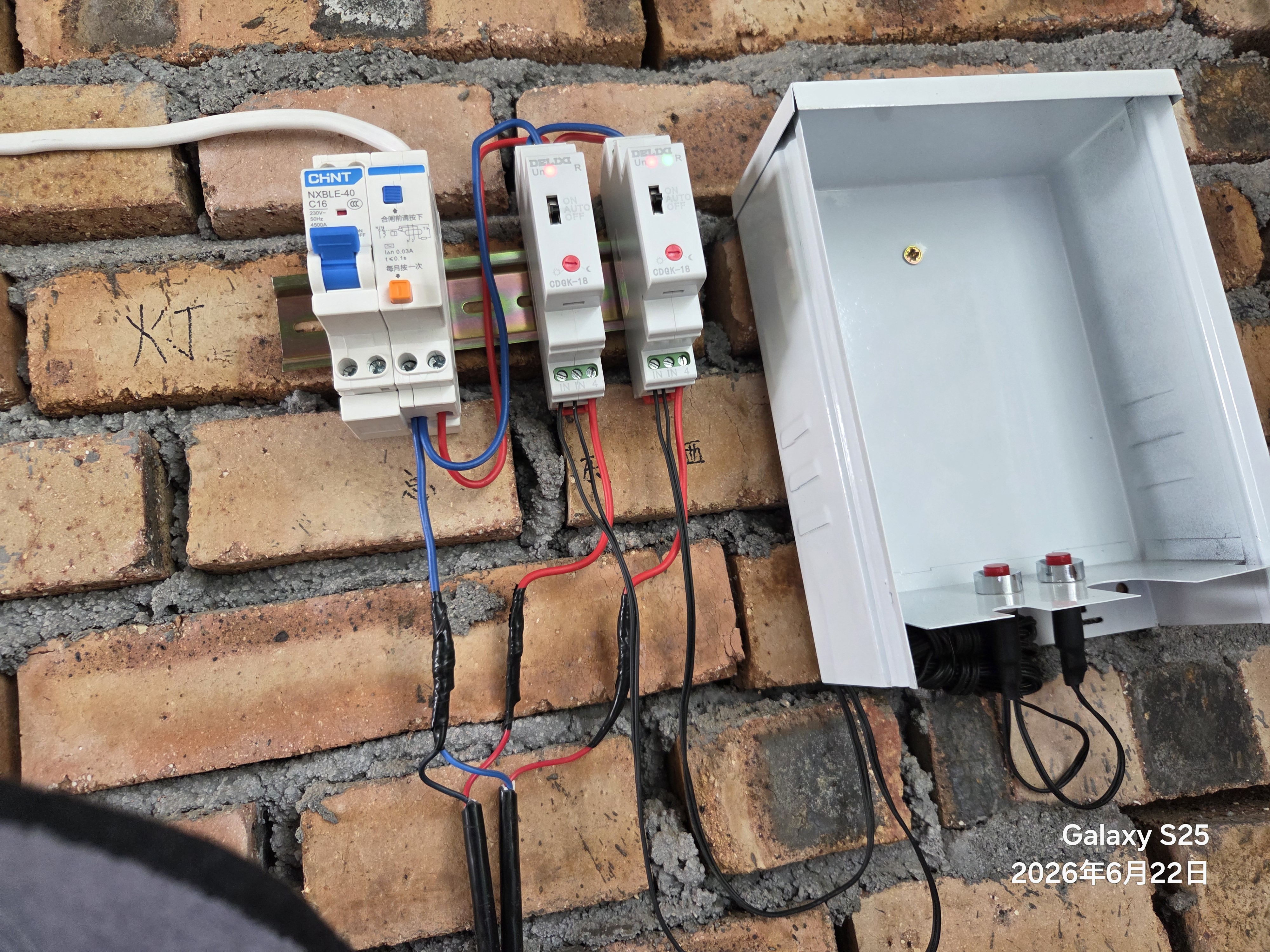 德力西电气导轨式光控开关AC/DC100V-240V天黑自动亮路灯控制器CDGK-18 实拍图