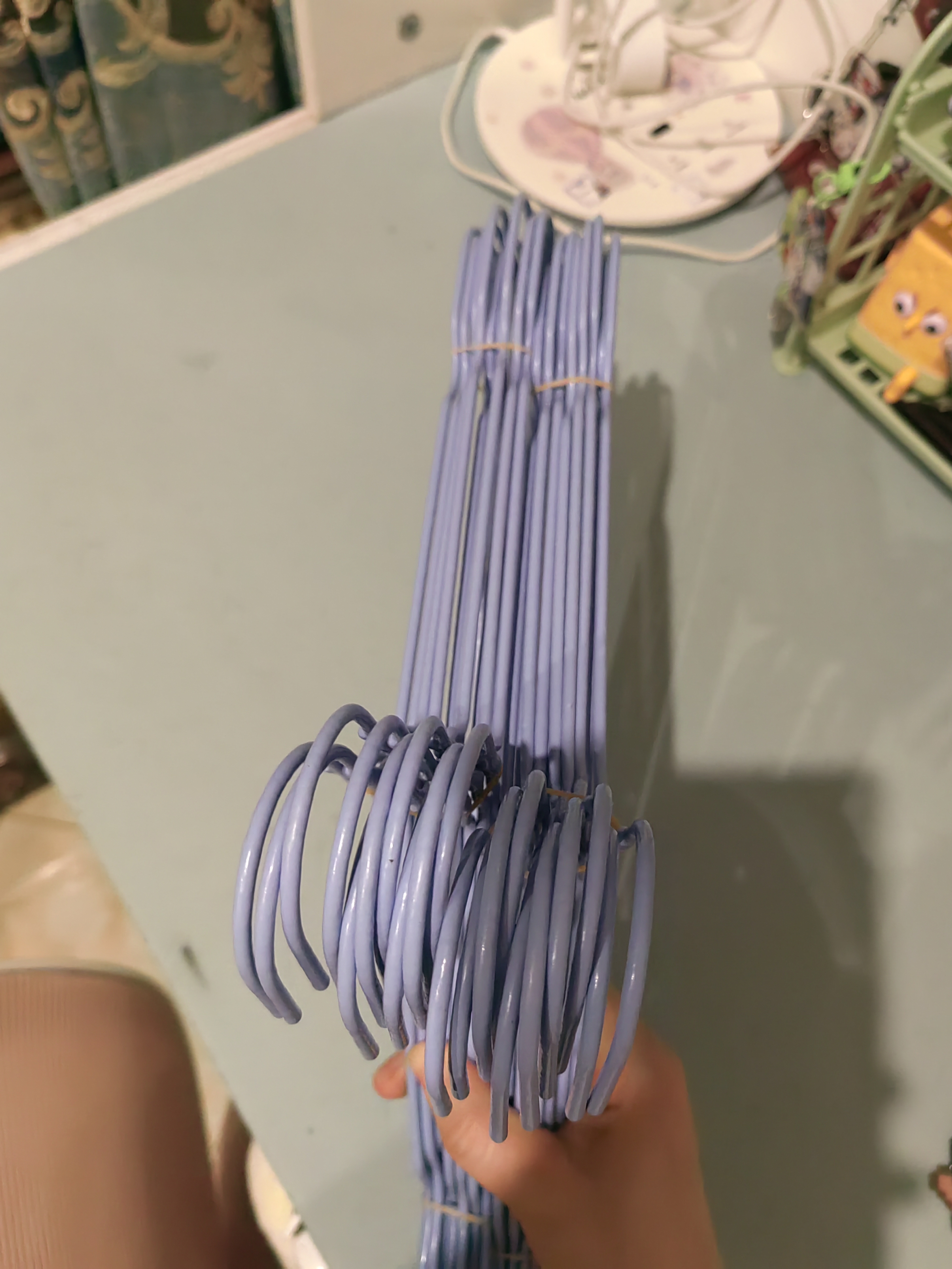 衣架成人加粗防滑加厚学生宿舍无痕挂衣架家用衣服晾衣架撑子衣挂 40cm凹槽（四季款） 20支装（颜色随机） 实拍图
