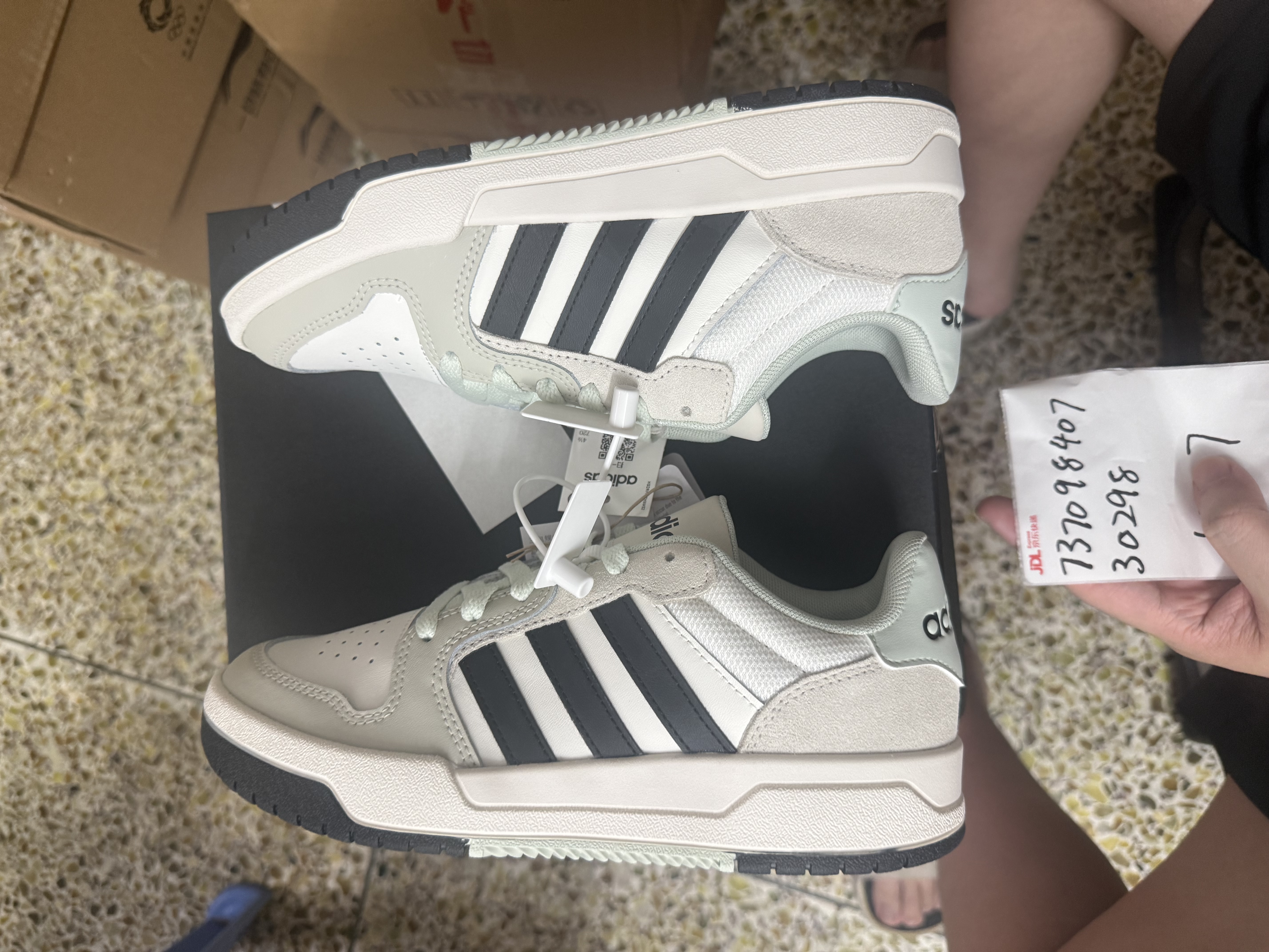 adidas ENTRAP美式校园风运动少年感复古篮球风板鞋男女阿迪达斯 白色/暗银金属/树脂黄   39 实拍图
