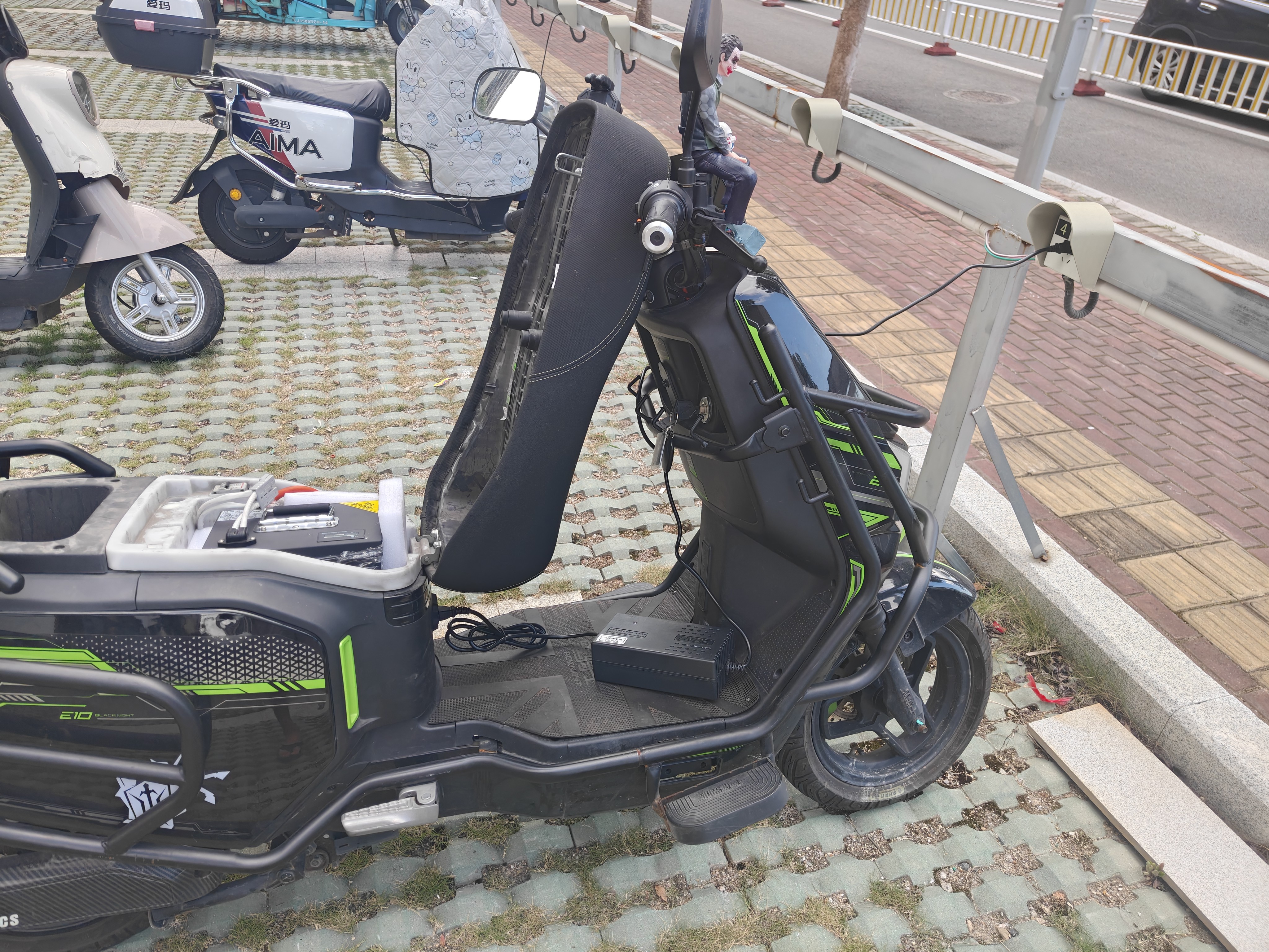 旭劲电动车锂电池60v三元锂72v电瓶车电池外卖长续航电动摩托车专用 孚能72V80AH+蚂蚁BMS/325A 汽车大单体电芯+配充电器 实拍图