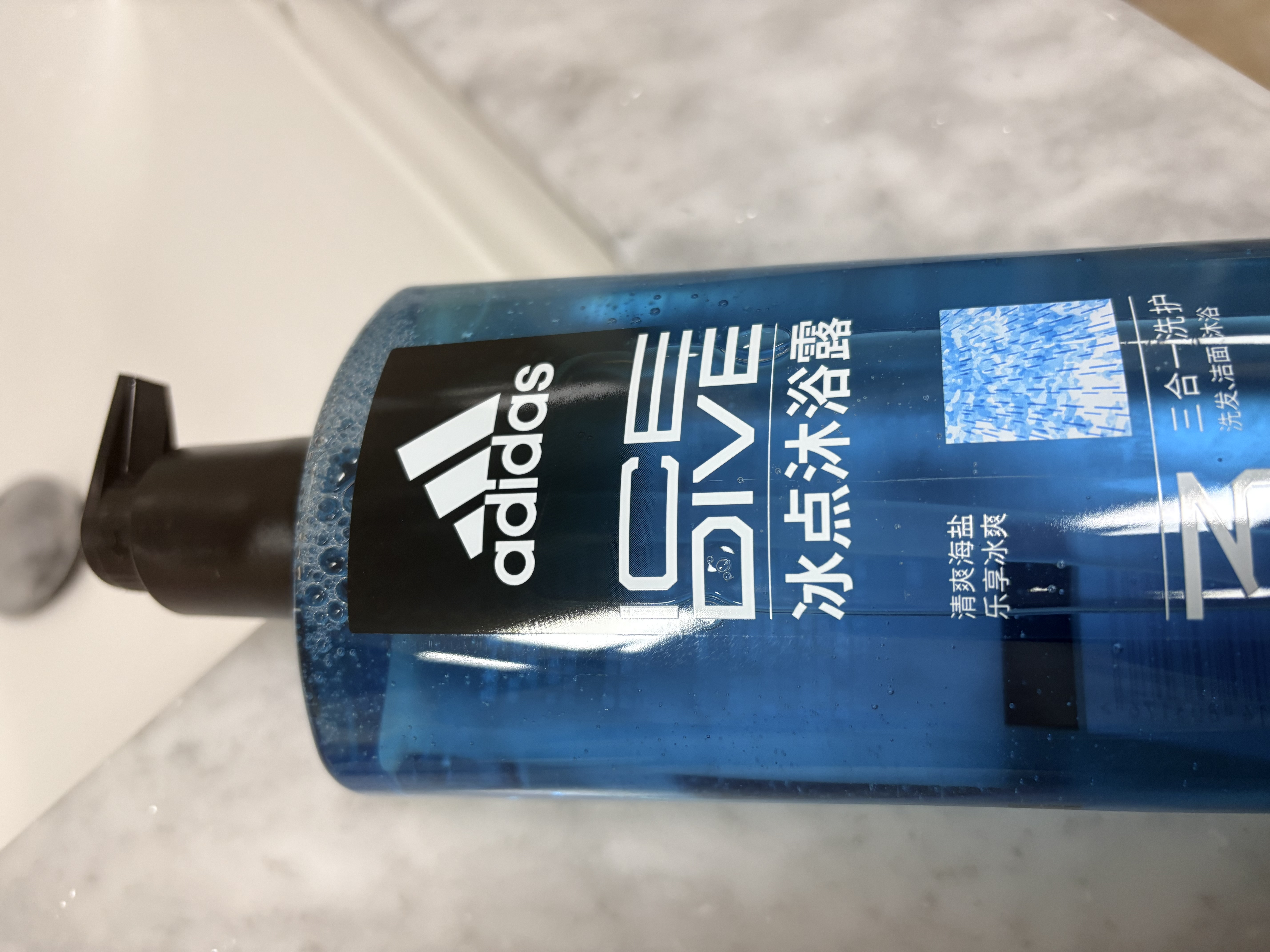 阿迪达斯（adidas）沐浴露男士深层清洁沐浴乳液家庭装舒缓肌肤淡香缓解疲劳清新留香 【新款三合一冰点600ml】 实拍图