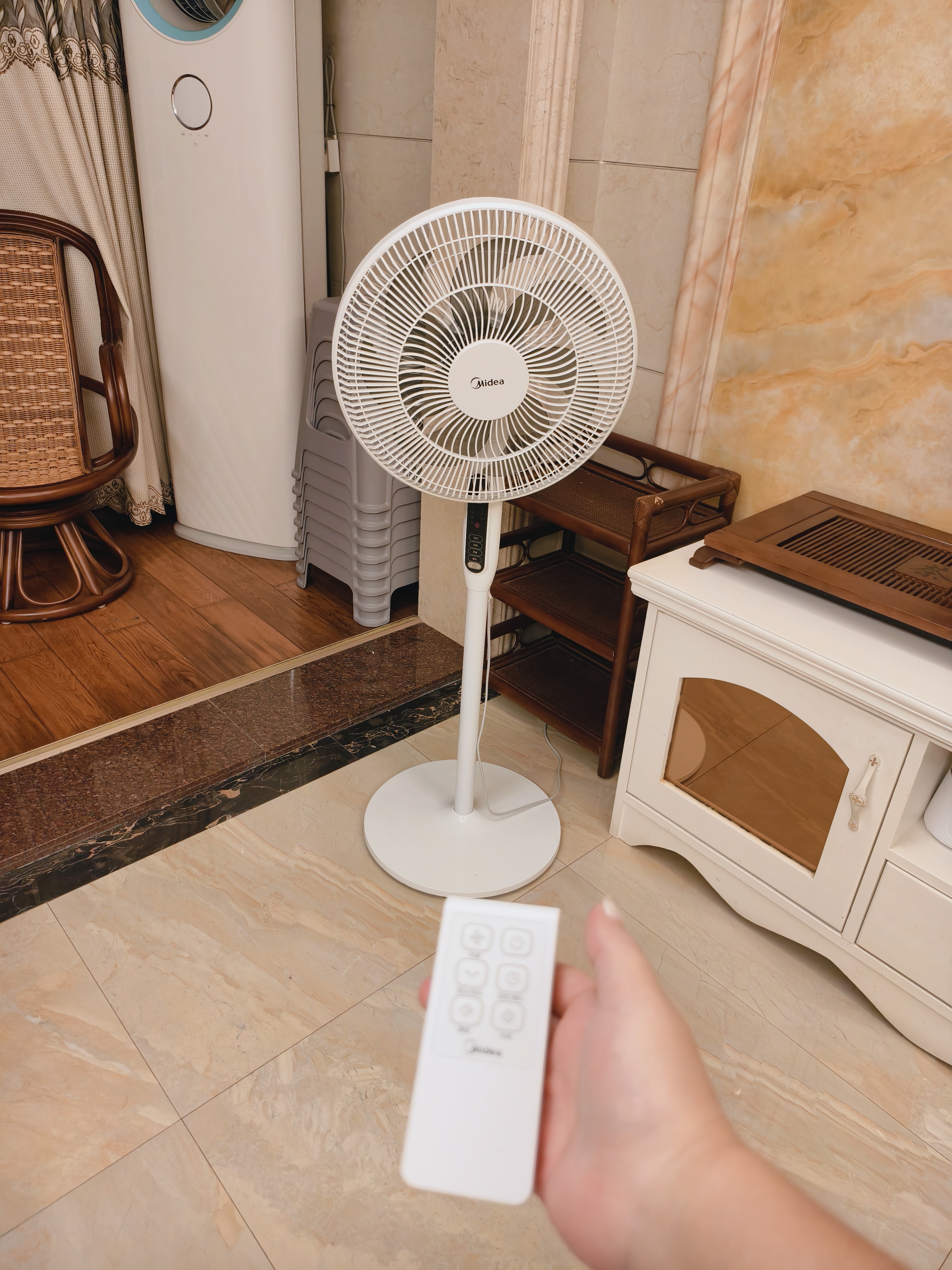 美的（Midea）风扇电风扇落地扇降温伴侣空调扇 小风扇落地式风扇空气循环风扇 桌面风扇台式立式台扇2026年新款 【遥控爆款】七叶广角强风 实拍图