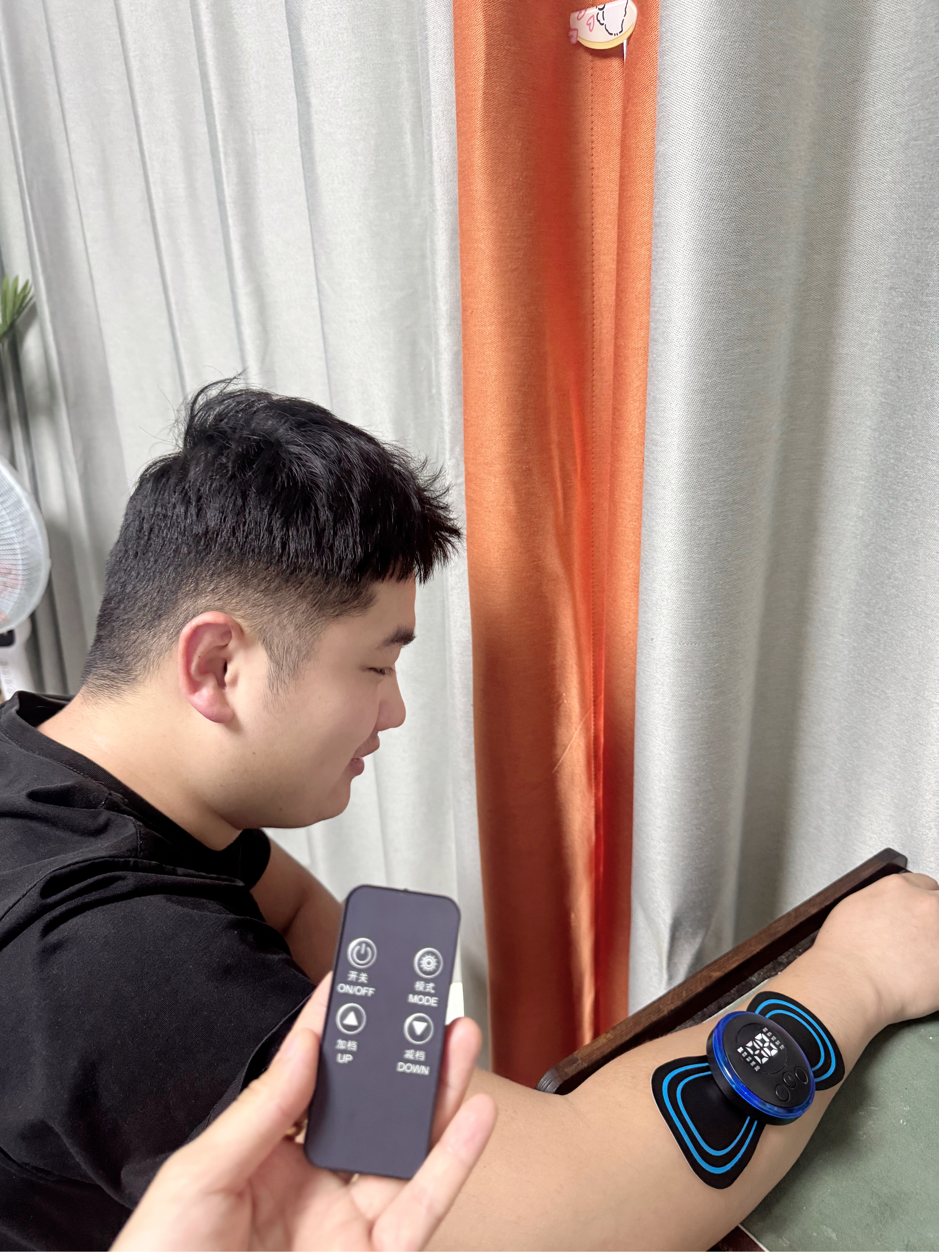 初先 颈椎按摩器全身腰背颈部多功能口袋随身迷你电动EMS低频脉冲按摩仪贴片腿部揉捏肩颈智能肌肉放松 旗舰加强版：10种模式+99档力度+按摩贴+遥控 实拍图