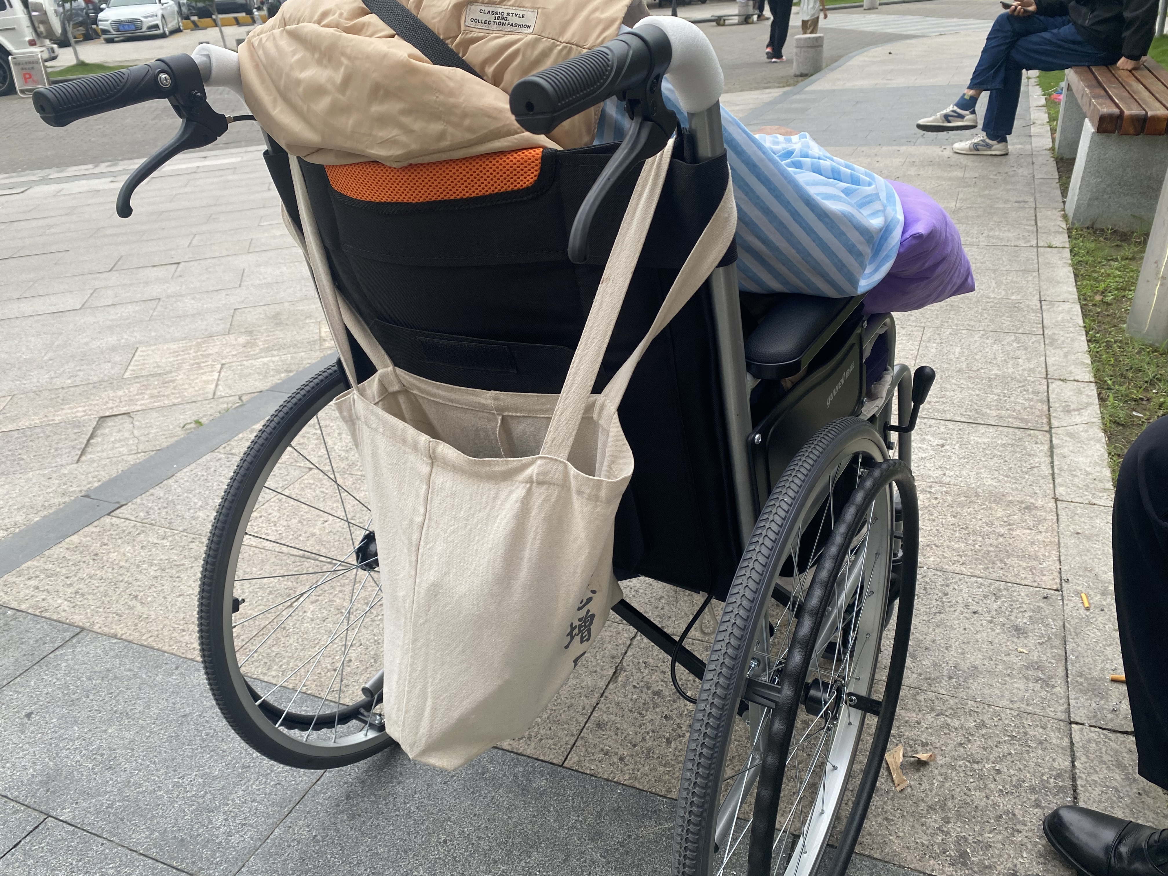 鱼跃手动轮椅车大轮轻便可折叠老人专用出行代步仅13kg铝合金H062 实拍图