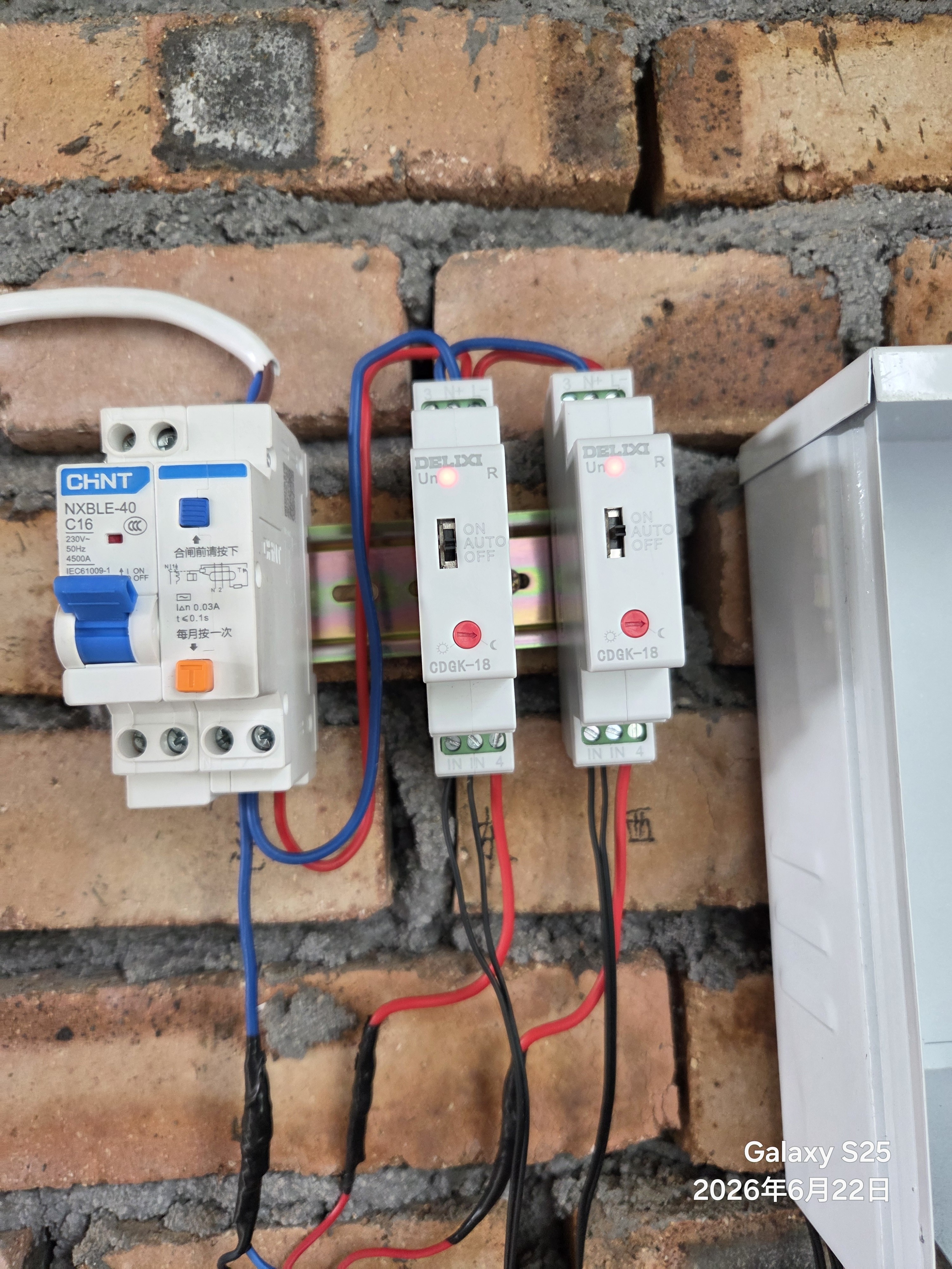 德力西电气导轨式光控开关AC/DC100V-240V天黑自动亮路灯控制器CDGK-18 实拍图