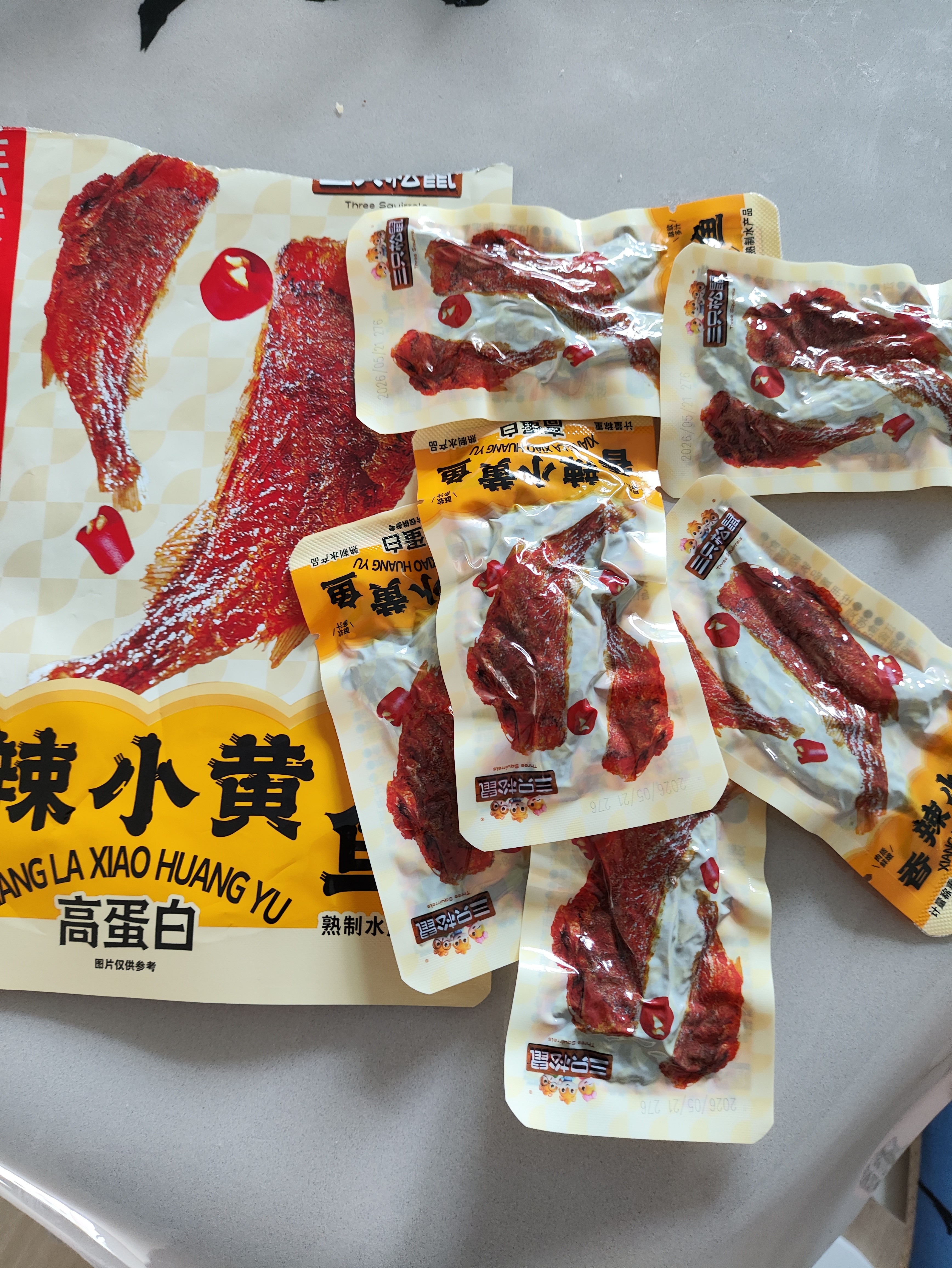 三只松鼠香酥小黄鱼香辣味96g*2袋  小鱼干休闲零食解馋海味即食世界杯 实拍图