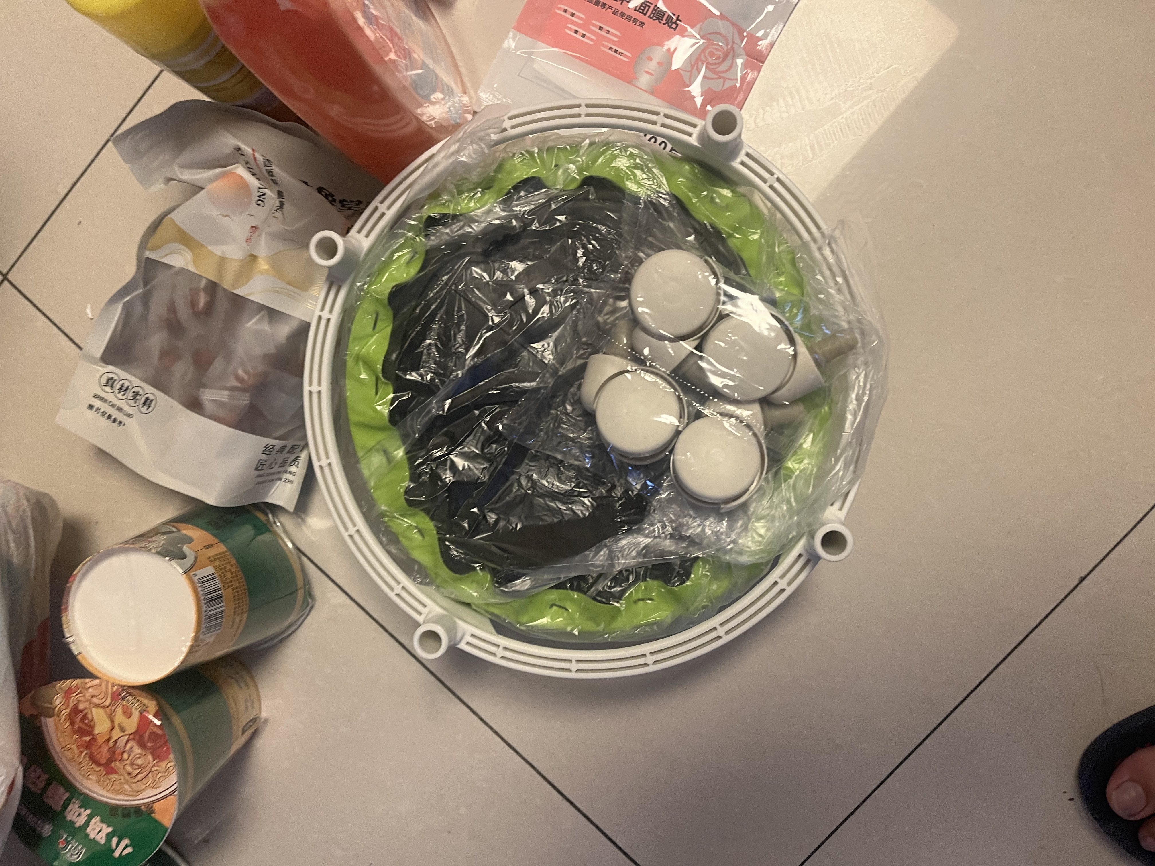 【京喜甄选】椅子万向轮美缝凳子带轮旋转擦地矮凳美甲修脚凳滑轮 儿童凳-绿色款 实拍图