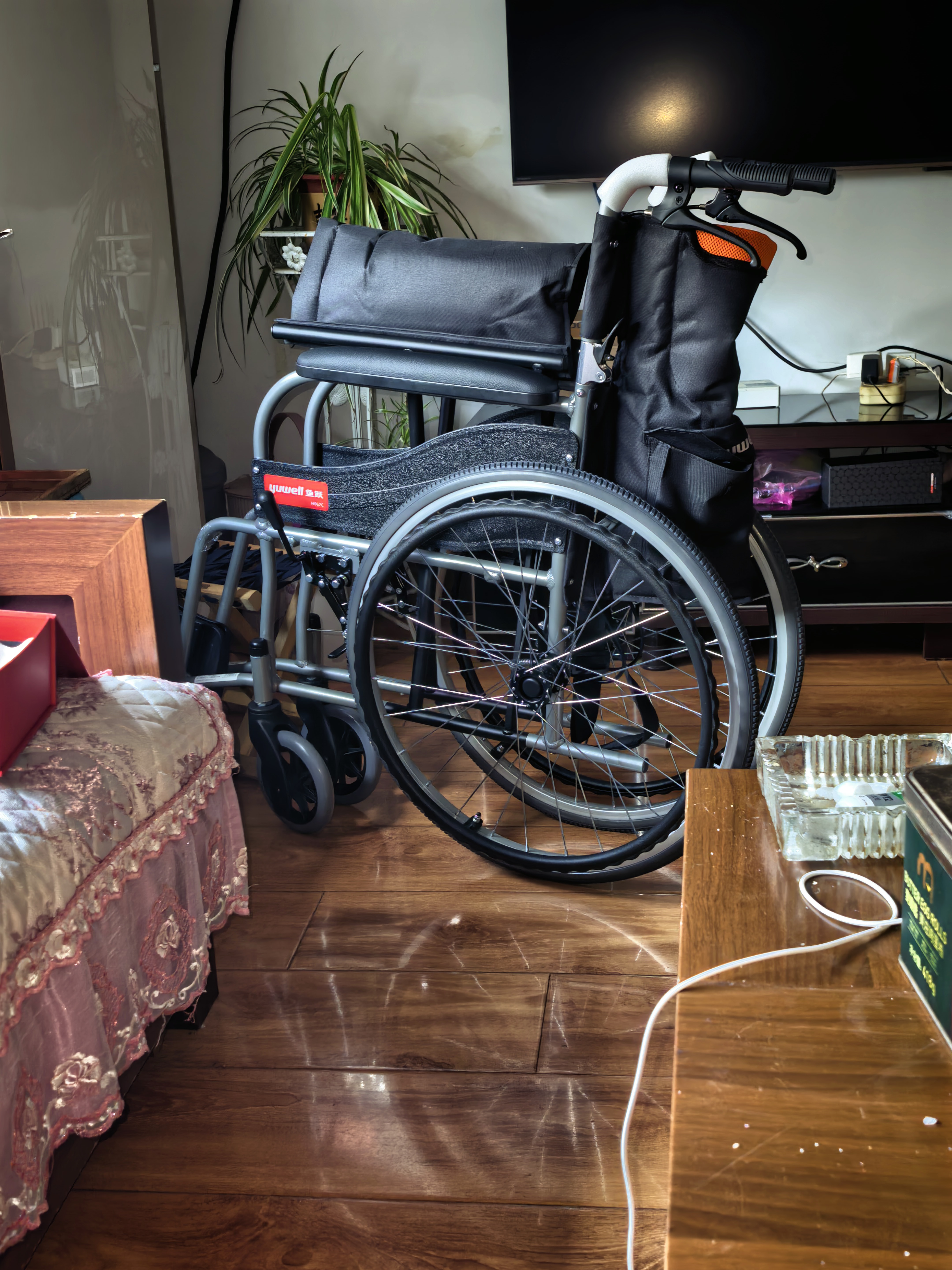鱼跃（yuwell）手动轮椅车大轮轻便可折叠老人专用出行代步铝合金可折背H062C 实拍图