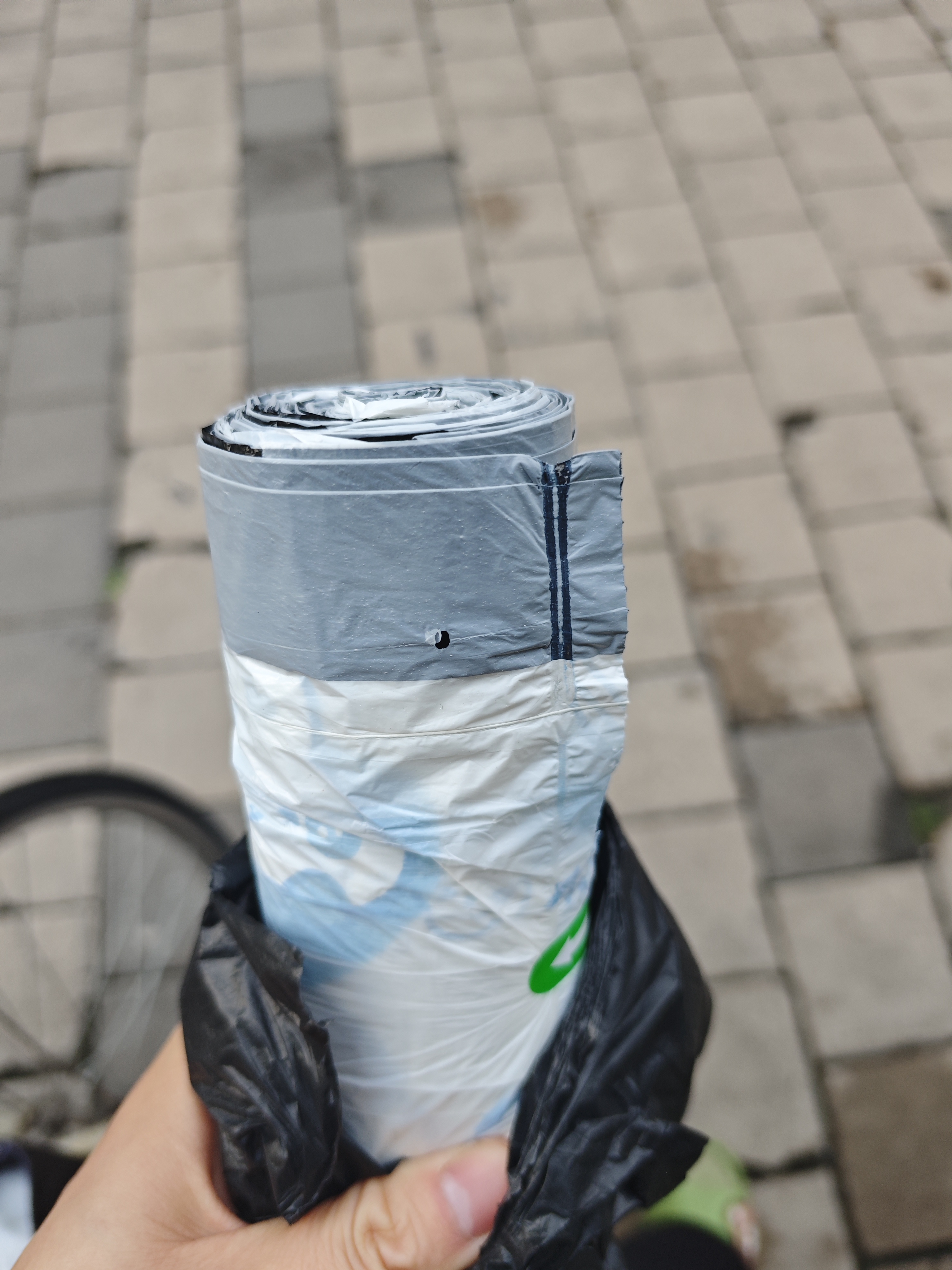 【限时优惠】蓝心兔抽绳垃圾袋大号加厚便携家用垃圾桶厨房手提袋 蓝心兔1卷30只 实拍图