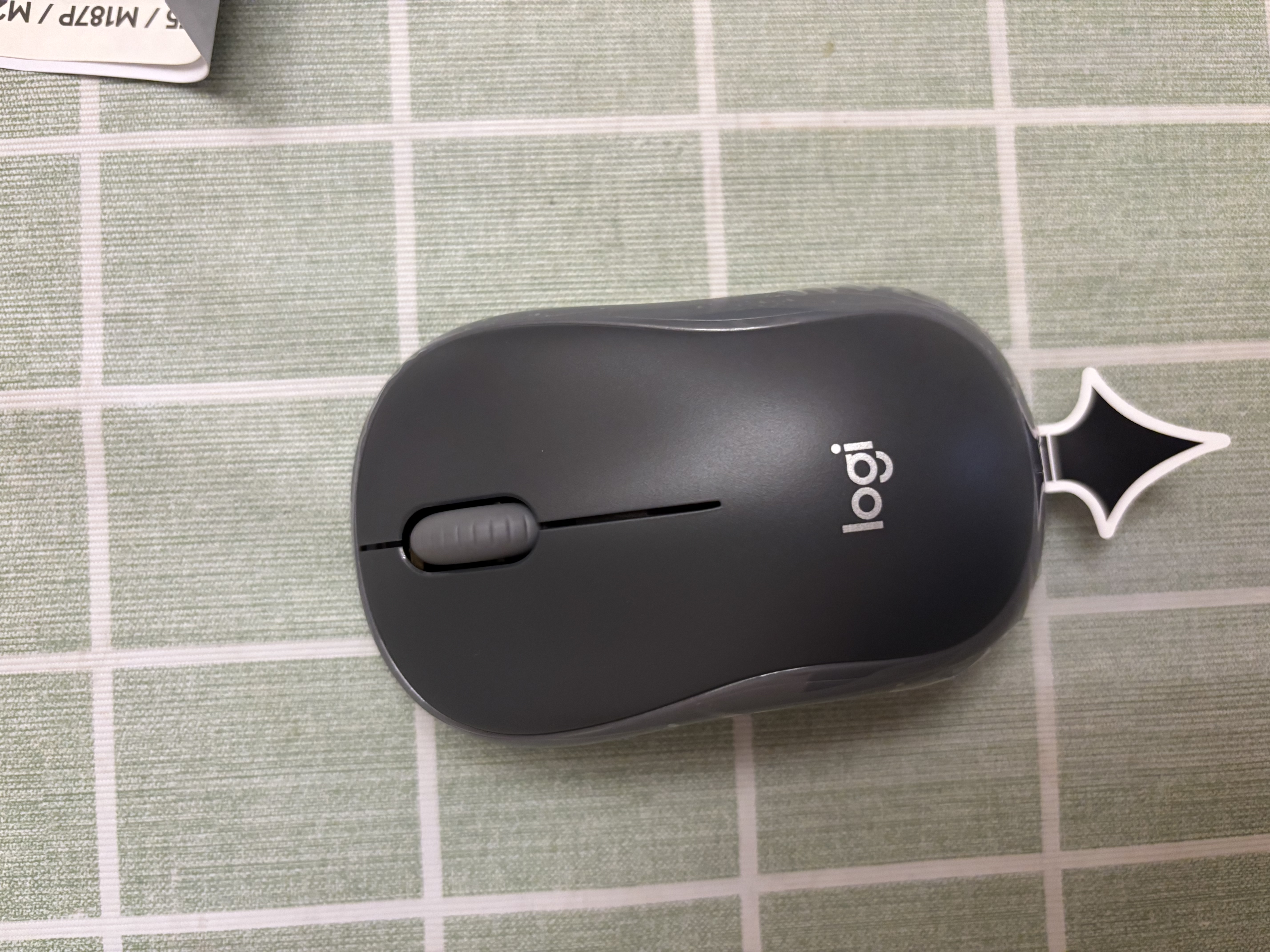 罗技（Logitech）M185鼠标 无线鼠标 办公鼠标 对称鼠标 黑色灰边 带无线2.4G接收器 实拍图