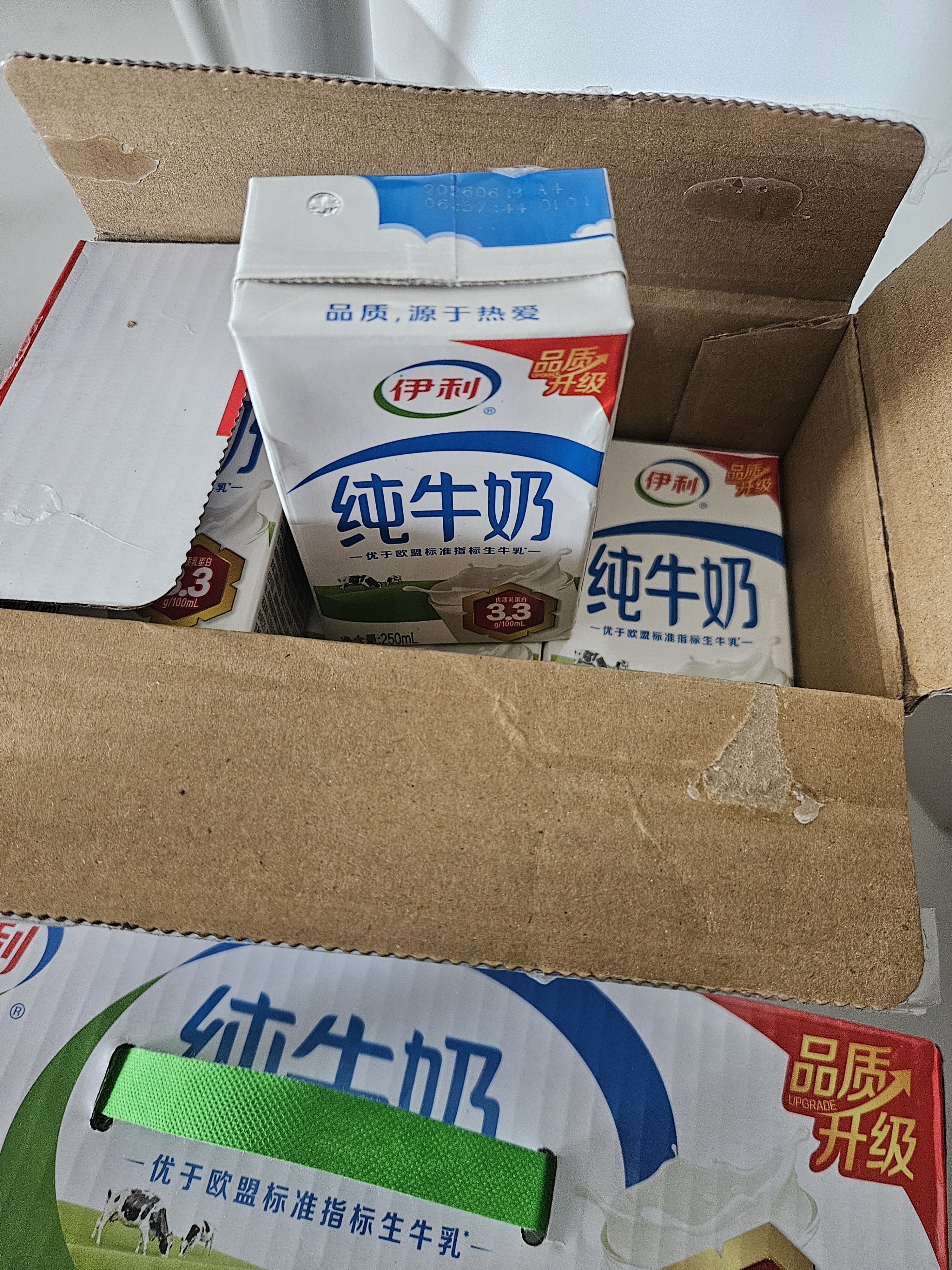 伊利【新鲜日期】纯牛奶250ml*21盒整箱 优质乳蛋白早餐奶 礼盒装 实拍图