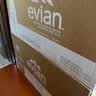 依云（evian）矿泉水 330ml*24瓶 饮用水 高端矿泉水 法国进口 会议商务用水 实拍图