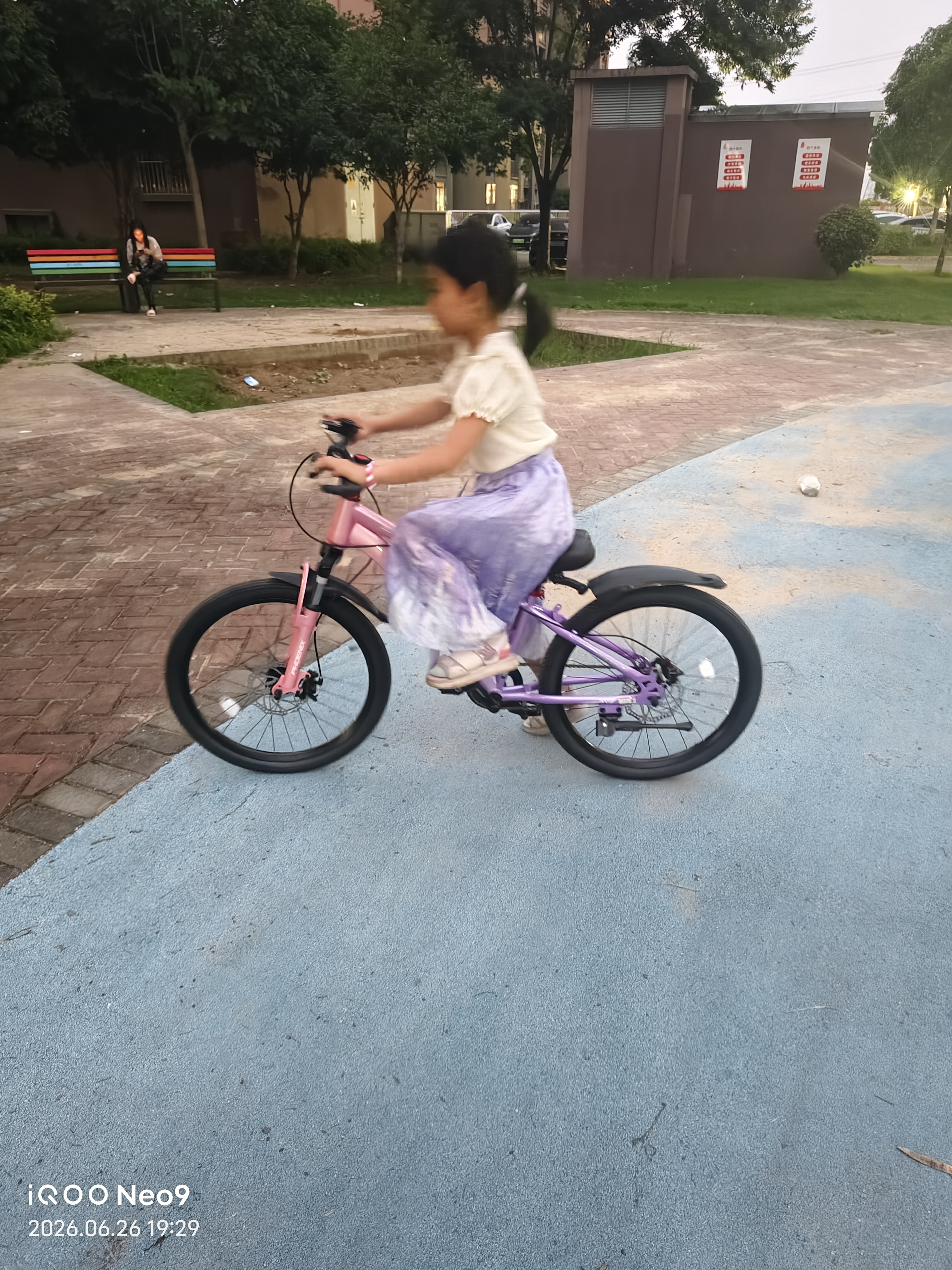 凤凰官方旗舰店儿童自行车男女变速青少年学生山地车碟刹赛车 星际 粉紫【单速】辐条轮 22寸【适合130-170cm】 实拍图