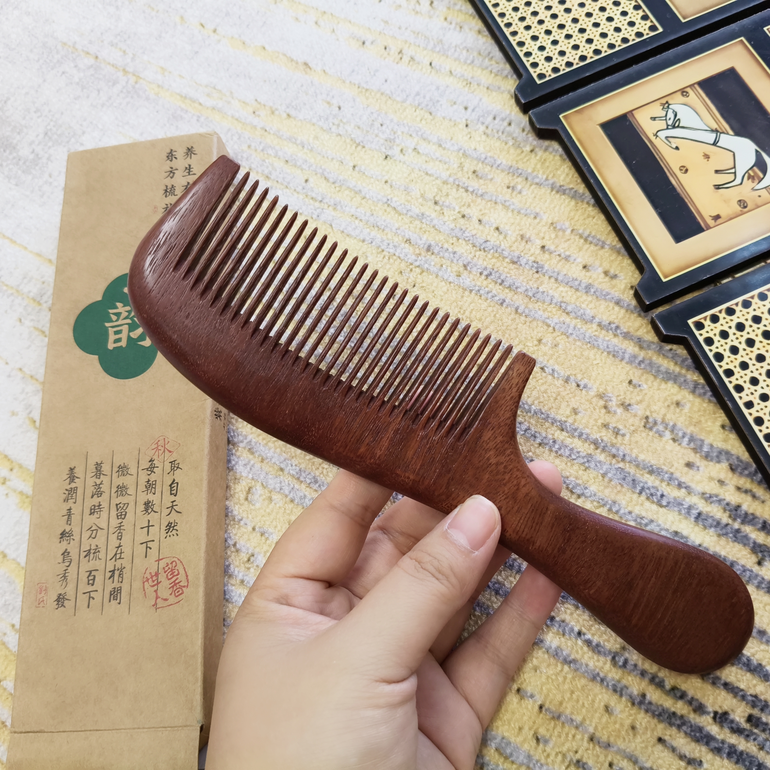 紫韵梳香大号整料黄桃木梳子女士男士养生经络按摩梳细齿赛檀木梳子M-12 实拍图