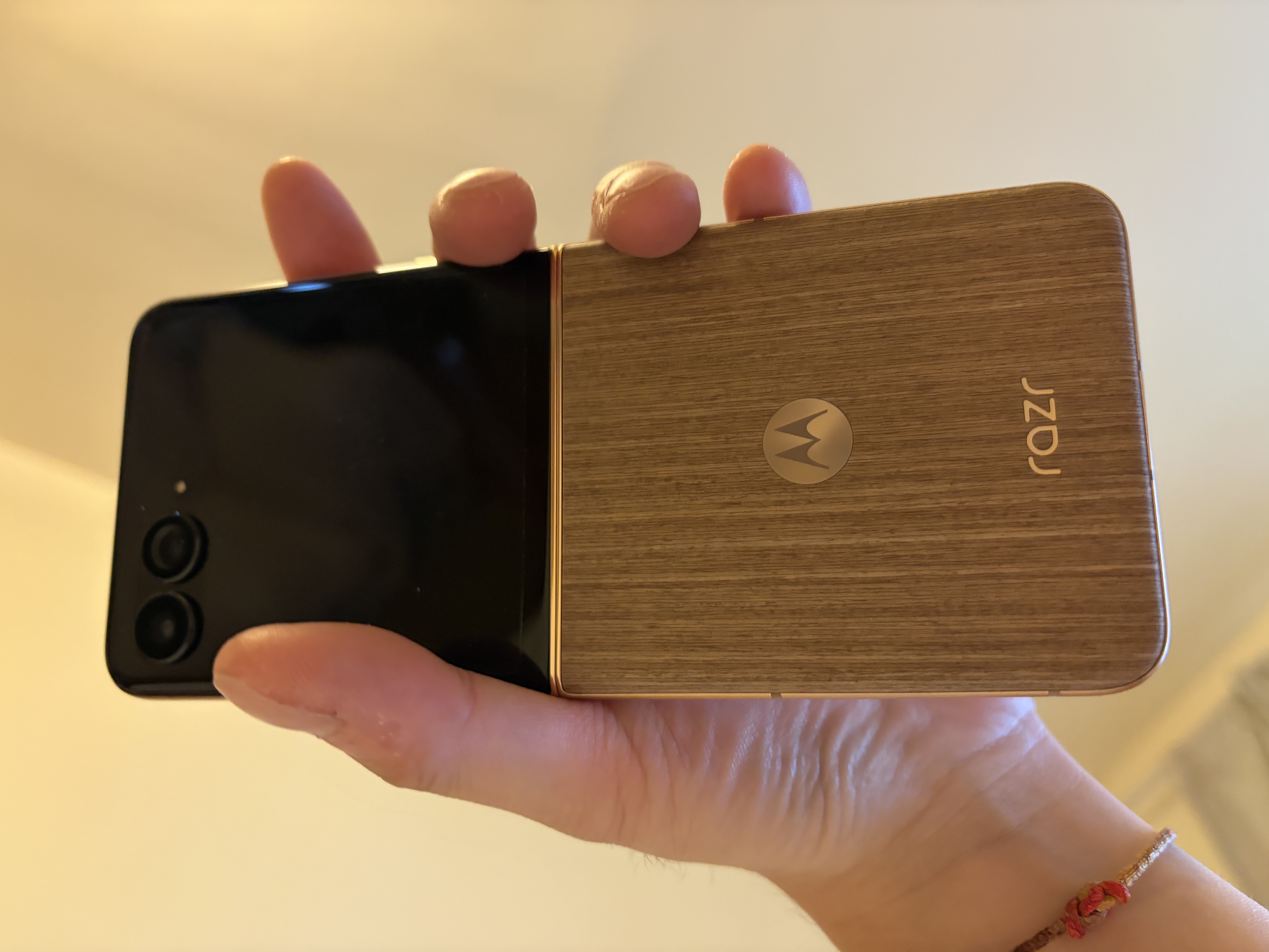 摩托罗拉 联想moto Razr 60 Ultra 旗舰折叠 骁龙8至尊版 4英寸大外屏 高奢定制 5GAI手机 16+1TB 流金椴木 实拍图
