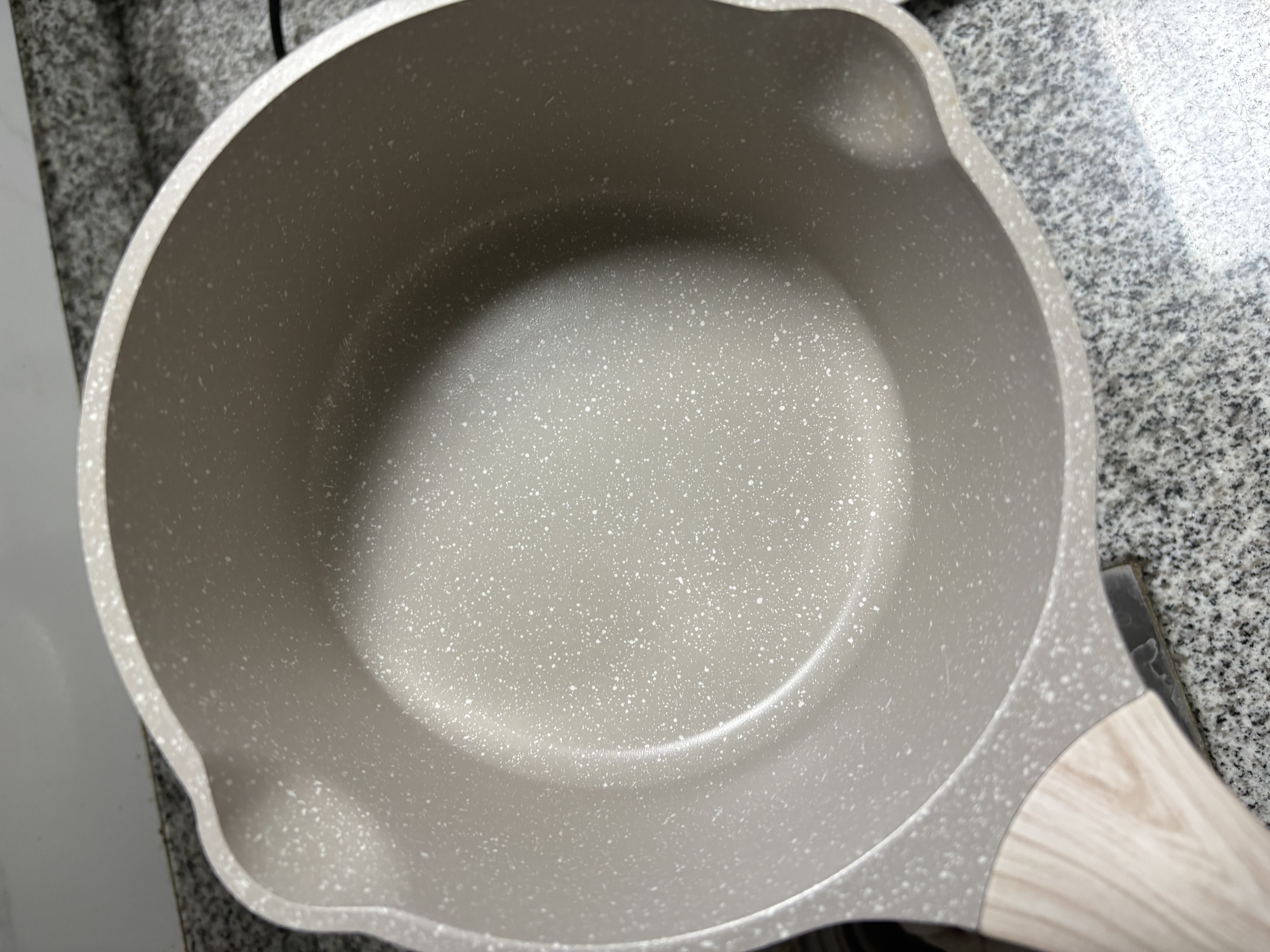 京东京造 奶锅 白麦饭石色不粘奶锅带蒸屉煮锅辅食锅 燃气电磁炉通用18cm 实拍图