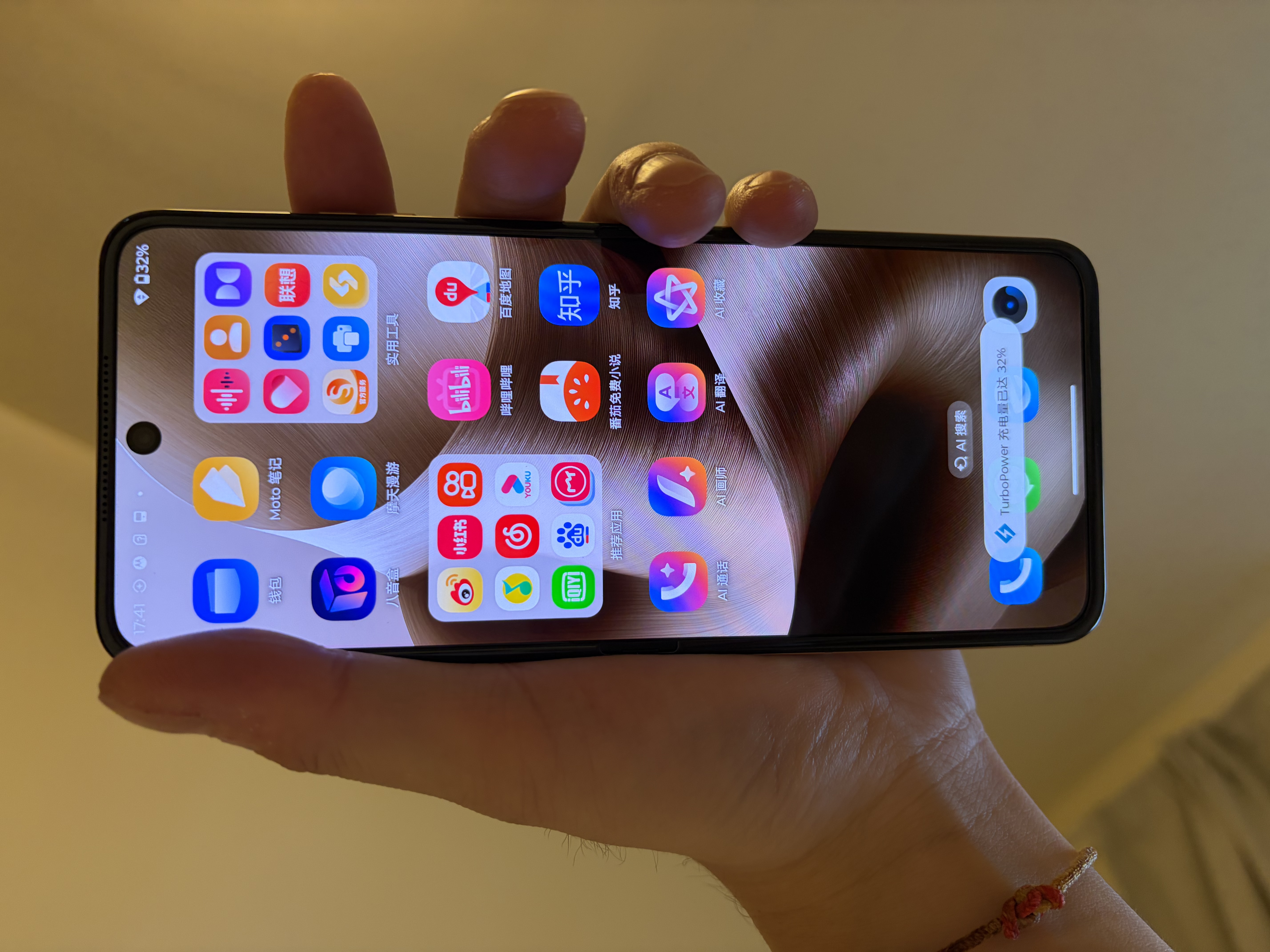 摩托罗拉 联想moto Razr 60 Ultra 旗舰折叠 骁龙8至尊版 4英寸大外屏 高奢定制 5GAI手机 16+1TB 流金椴木 实拍图