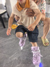 斯威（SWAY）轮滑鞋儿童溜冰鞋男女童初学套装中小学滑轮滑冰旱冰鞋成人直排轮 莫紫八轮全闪+头盔护具+一体支架 S (适合3-5岁)平时鞋码25-30 实拍图