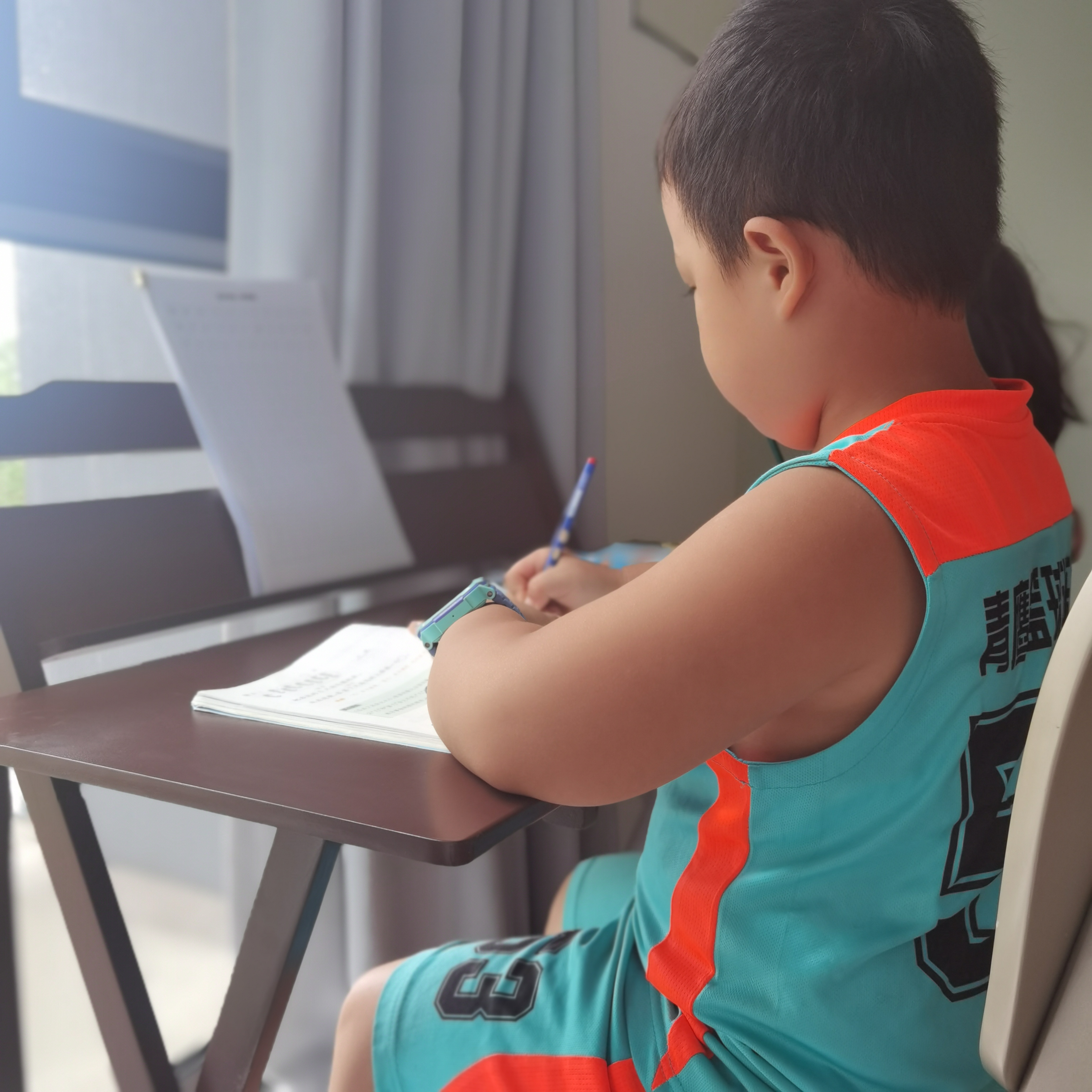 木马人学习桌椅小学生家用简约儿童写字作业书桌免安装可升降折叠小桌子 【整装发货 可折叠】升级款-胡桃色100长（破损包赔） 实拍图