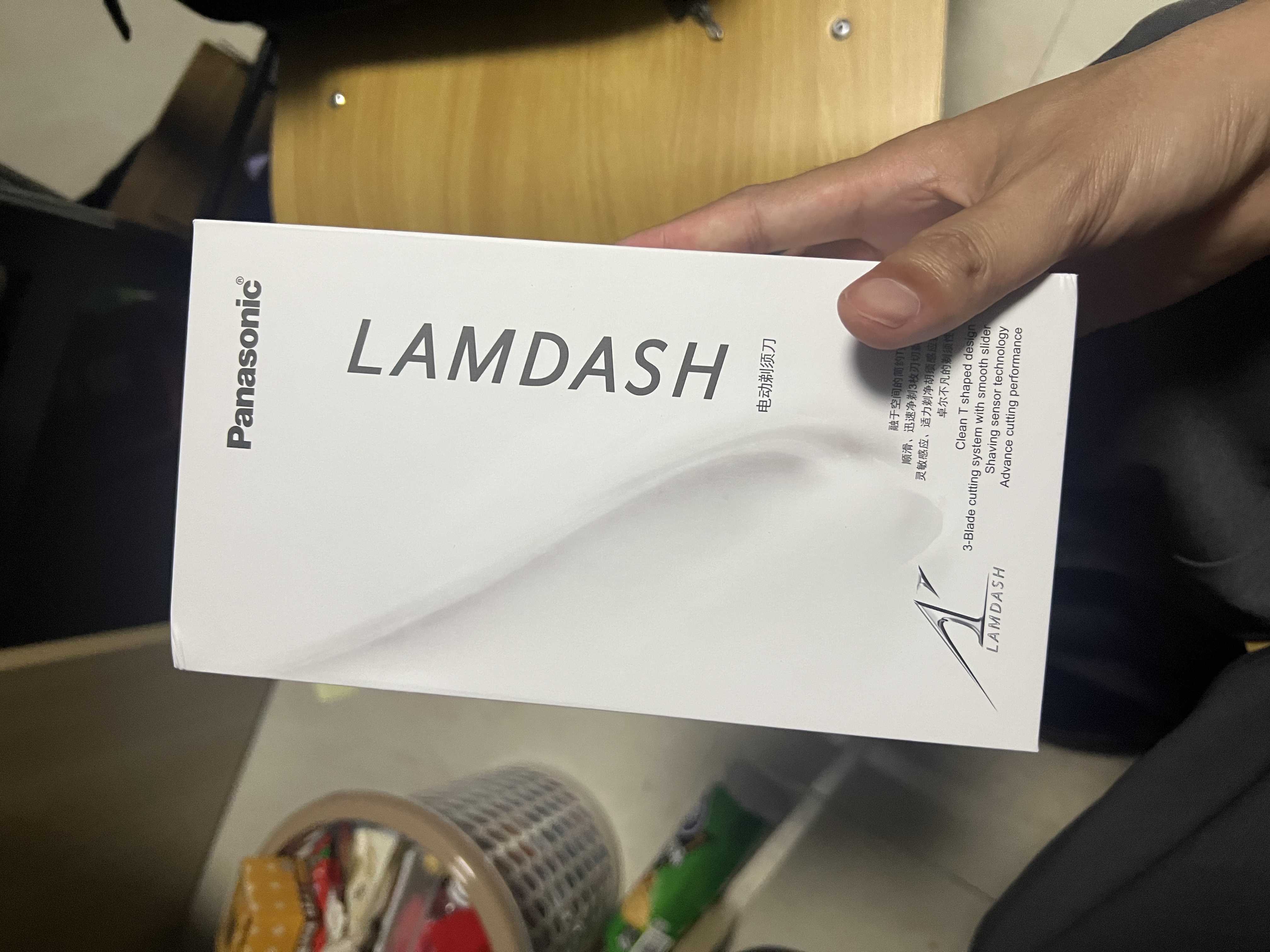 松下（Panasonic）【焕新补贴】小锤子3.0电动剃须刀往复式顺滑双滚轮亲肤智能旅行刮胡须刀便携款送男友生日LM36 抗菌升级丨流光白常规款 实拍图