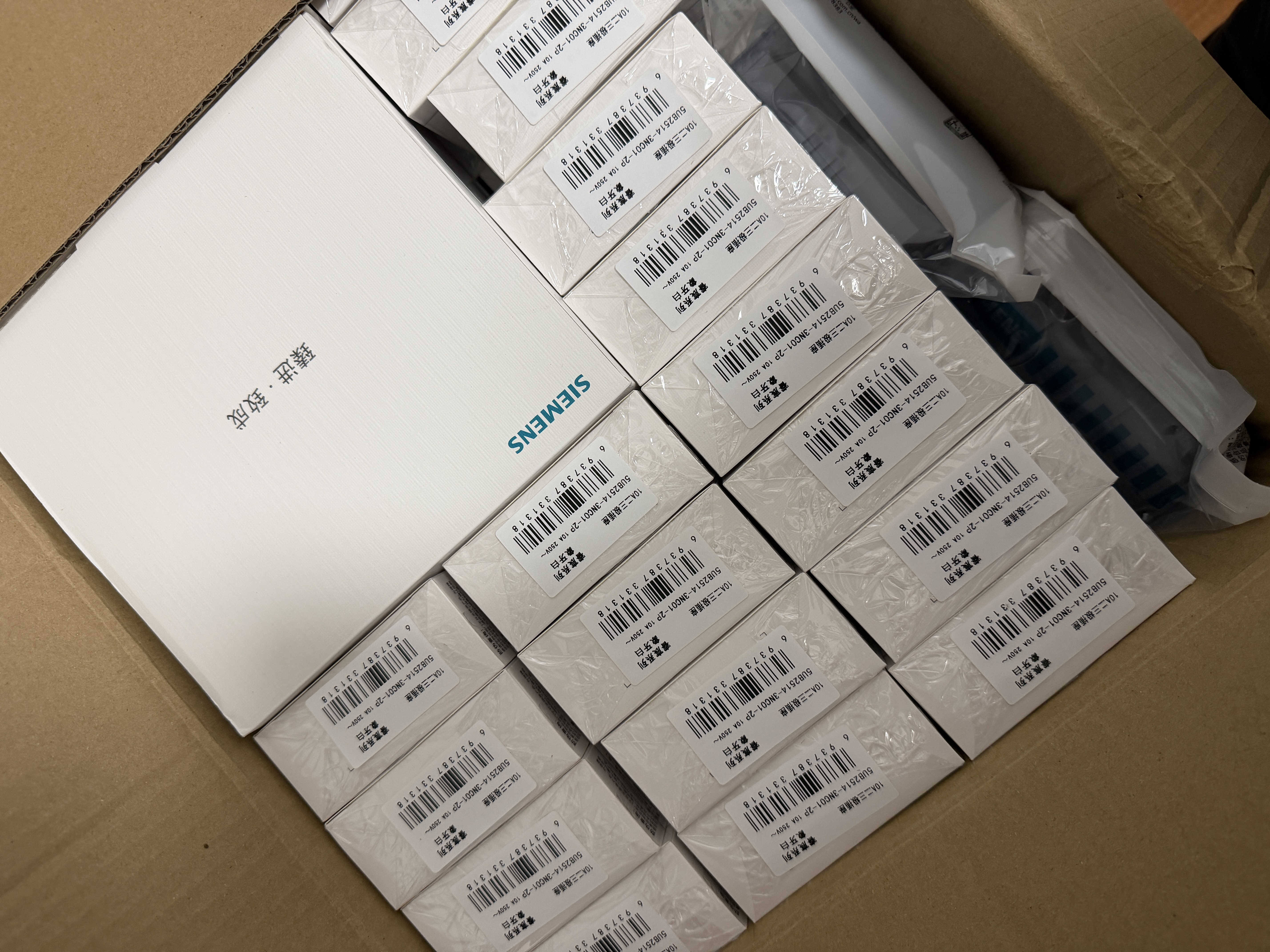 西门子（SIEMENS）开关插座面板 五孔电源墙面超薄微曲面插座官方旗舰 灵煜雾沙白色 出线孔带硅胶保护套 实拍图